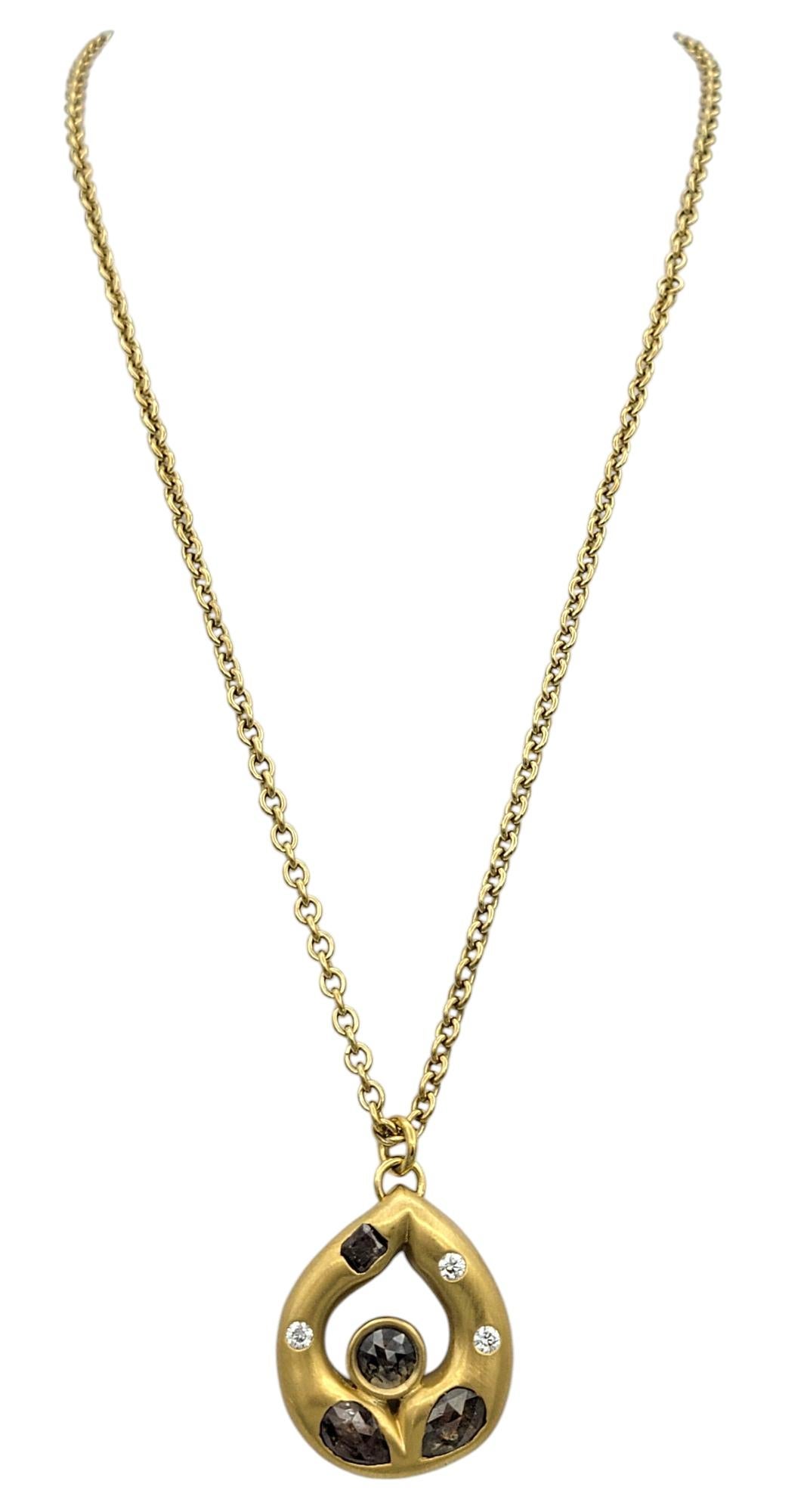 Collana con ciondolo a goccia in oro spazzolato 18 carati con diamanti bianchi e marroni In condizioni buone in vendita a Scottsdale, AZ