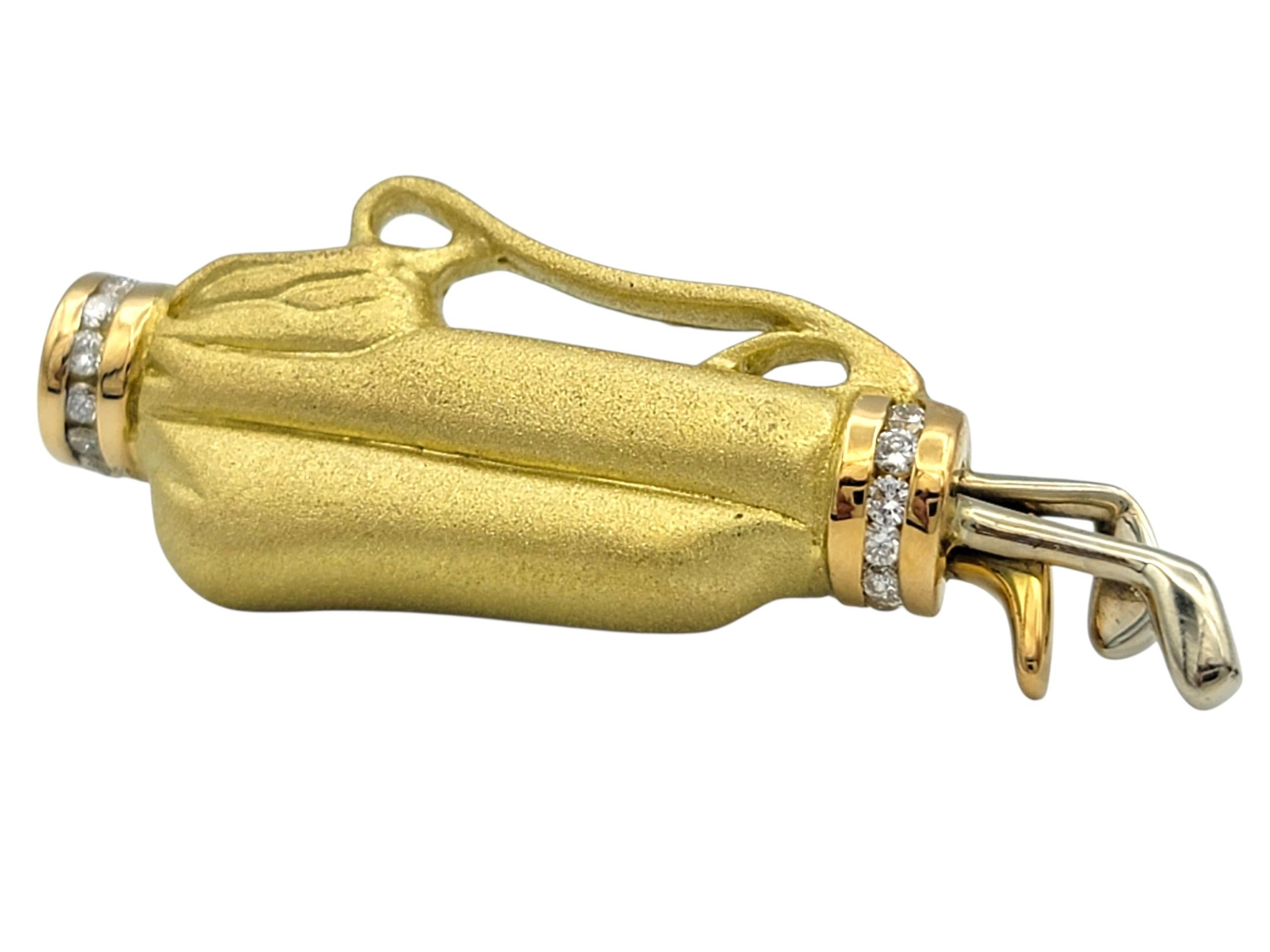 Questo affascinante ciondolo è disegnato a forma di sacca da golf, unendo il carattere giocoso e l'artigianato di lusso. Realizzato in oro giallo 18 carati spazzolato, è impreziosito da scintillanti diamanti rotondi taglio brillante che ne esaltano