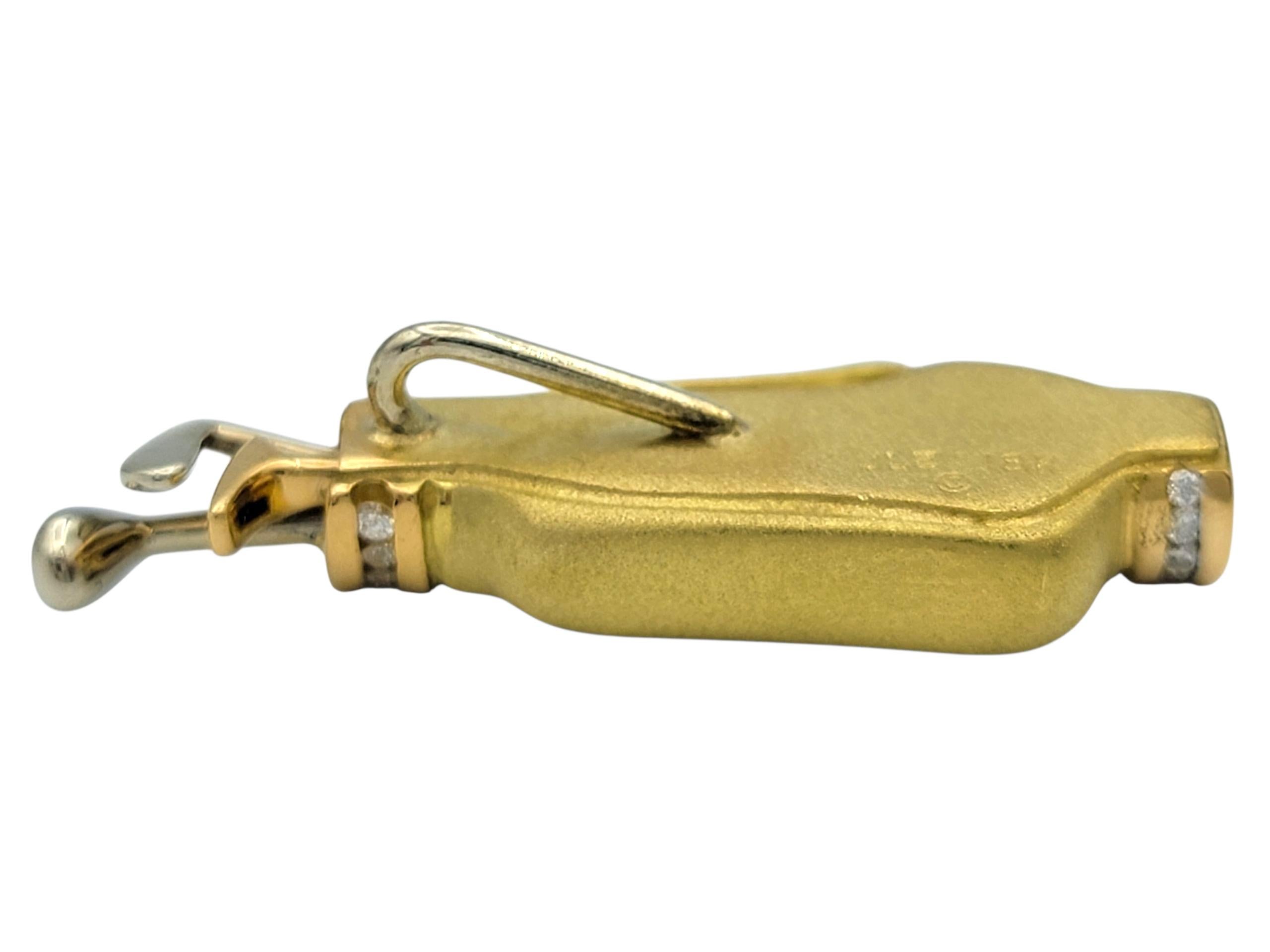 Contemporaneo Ciondolo con sacca da golf in oro giallo spazzolato a 18 carati con diamanti in vendita