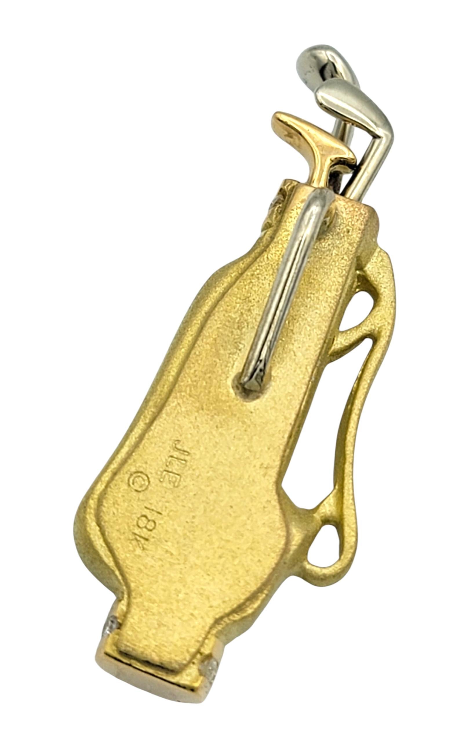 Taglio rotondo Ciondolo con sacca da golf in oro giallo spazzolato a 18 carati con diamanti in vendita