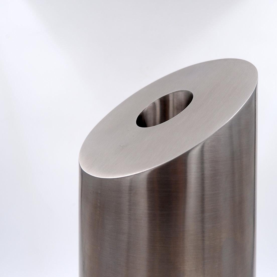 XX secolo Vaso grande in alluminio spazzolato H. H. 40cm in vendita
