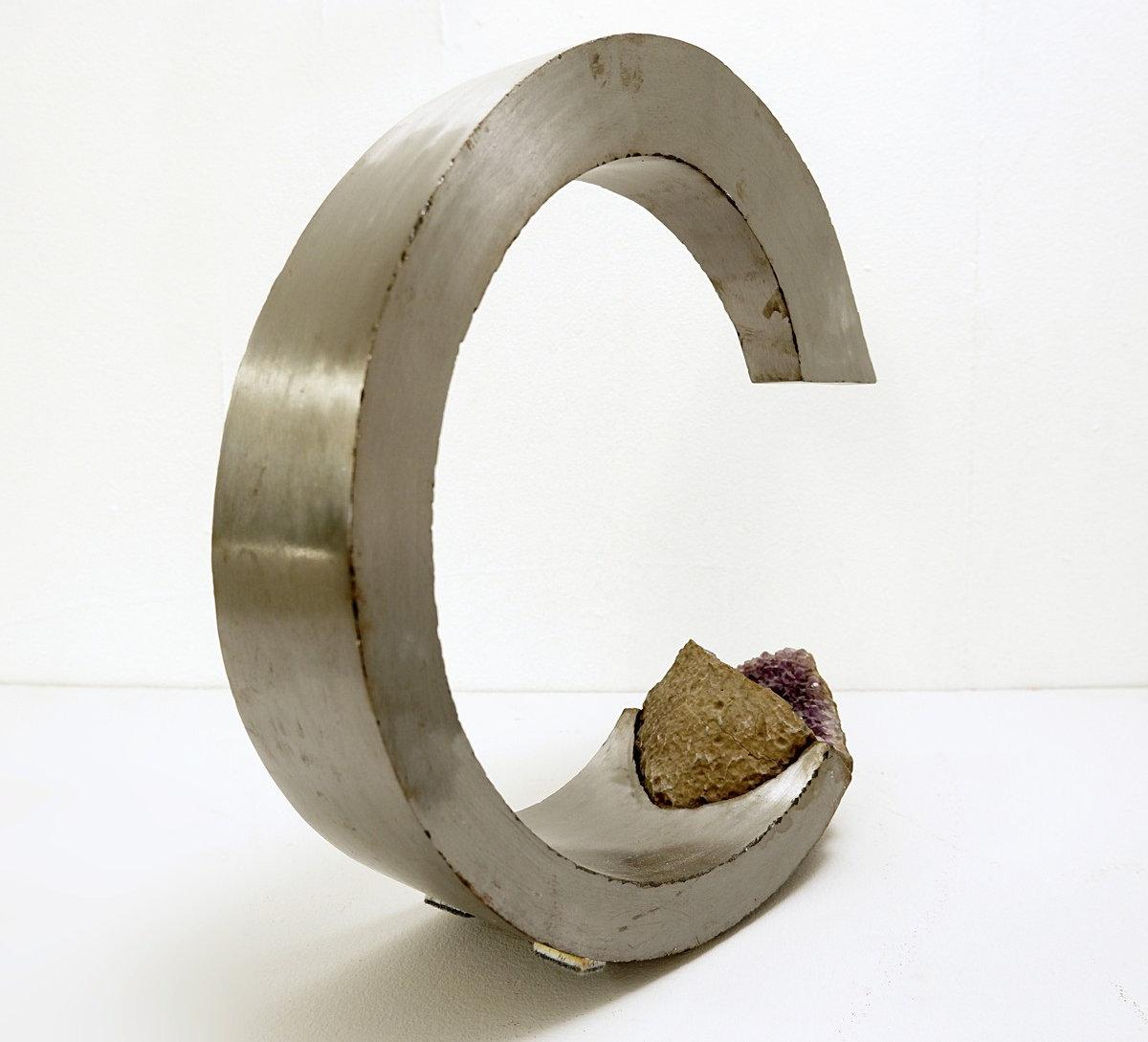 Scultura ad arco in alluminio spazzolato e ametista
Arte astratta - ametista - scultura - decorazione
Usura coerente con l'età e l'uso 

