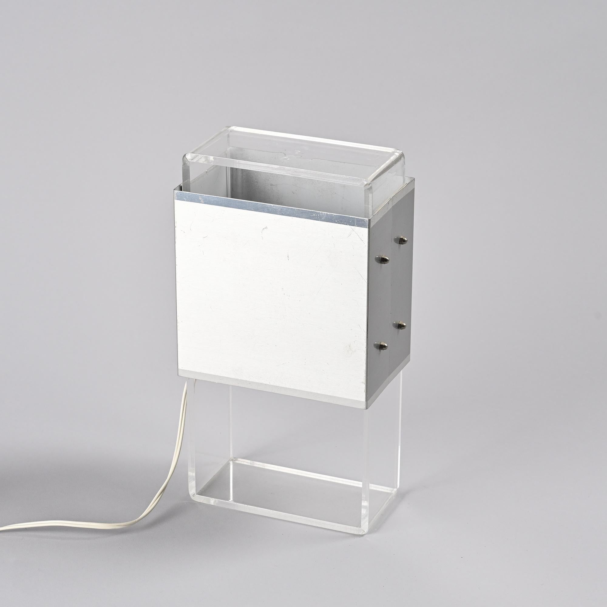 Francese Lampada da tavolo in alluminio spazzolato e plexiglass, circa 1970 in vendita