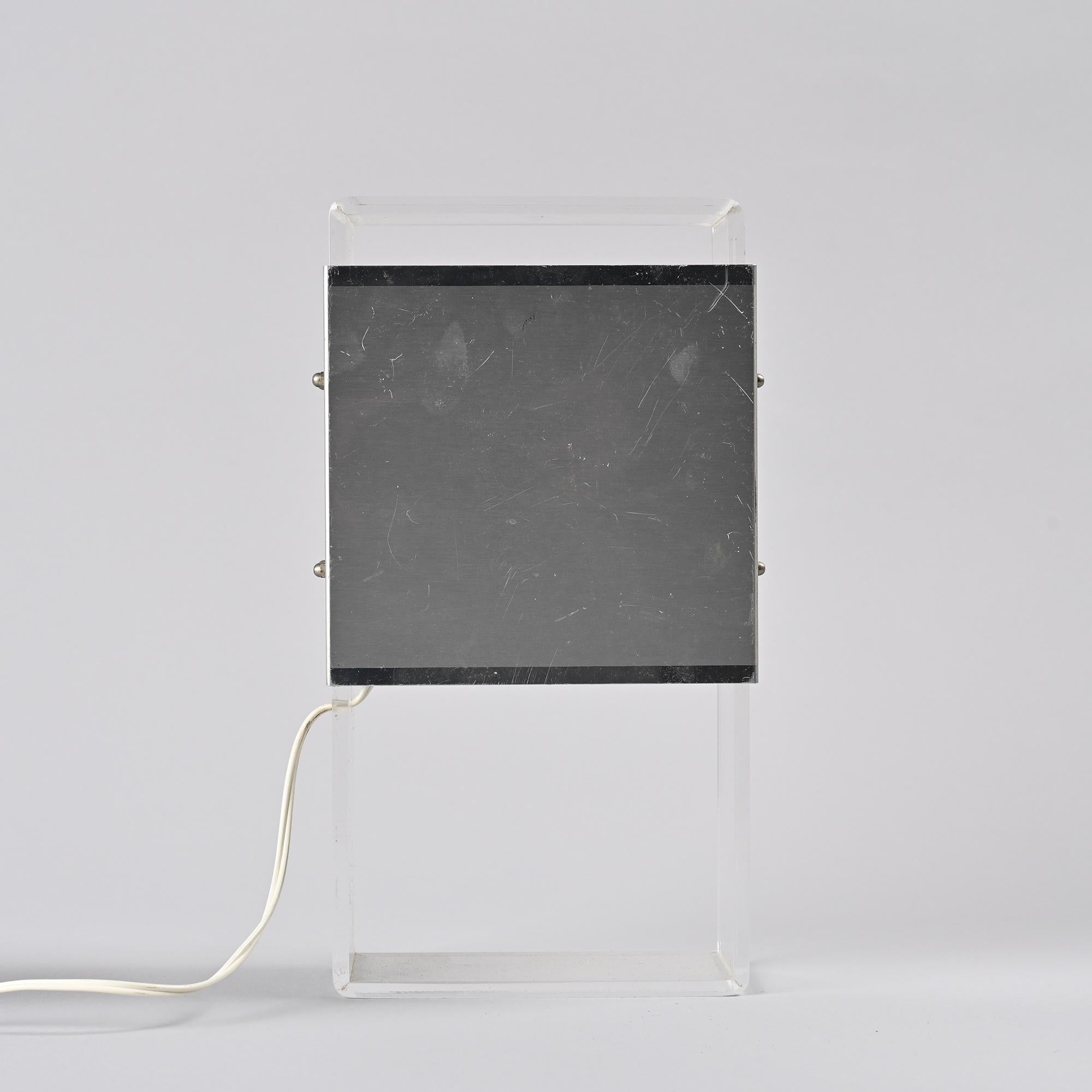 Lampada da tavolo in alluminio spazzolato e plexiglass, circa 1970 In condizioni buone in vendita a VILLEURBANNE, FR