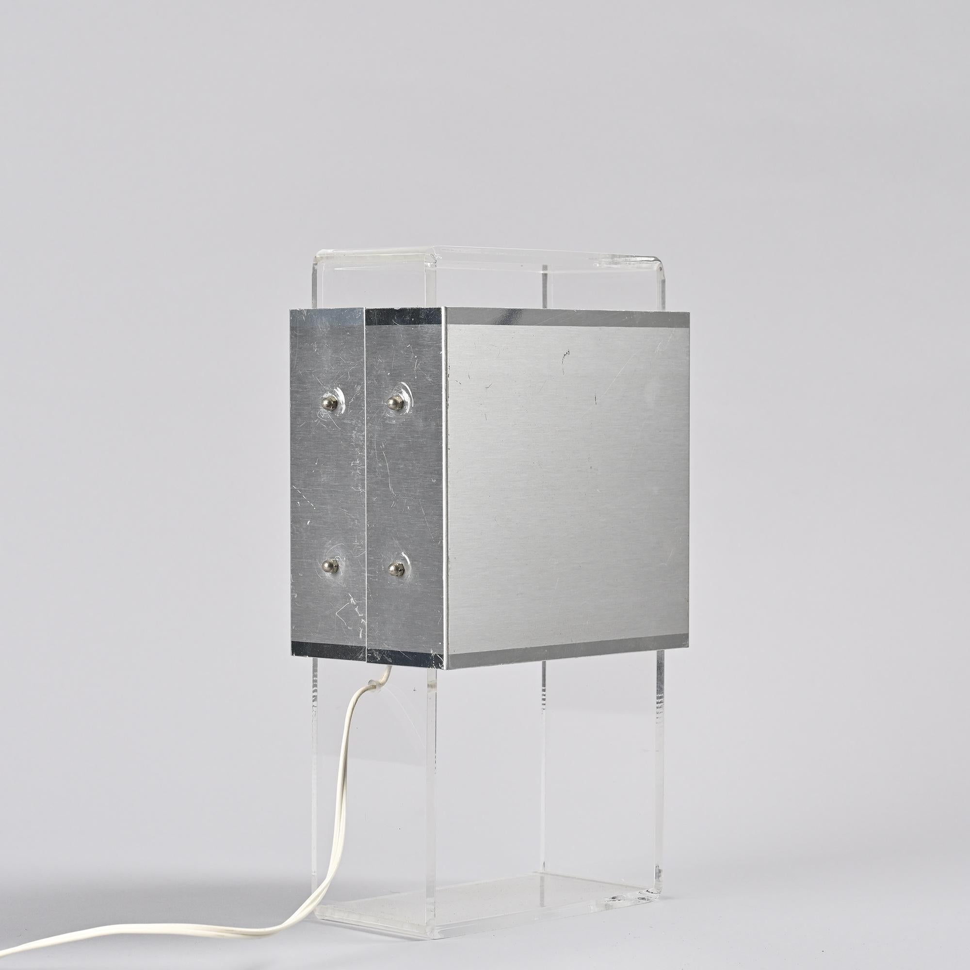 XX secolo Lampada da tavolo in alluminio spazzolato e plexiglass, circa 1970 in vendita