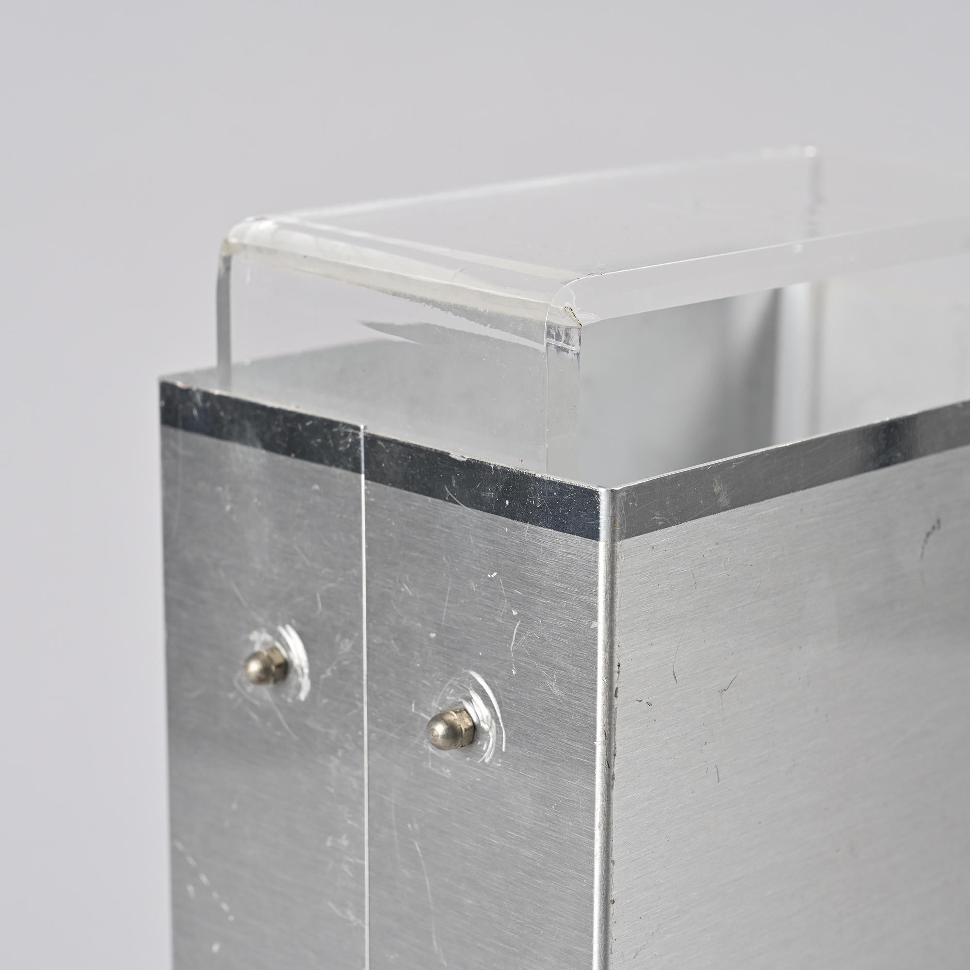 Alluminio Lampada da tavolo in alluminio spazzolato e plexiglass, circa 1970 in vendita