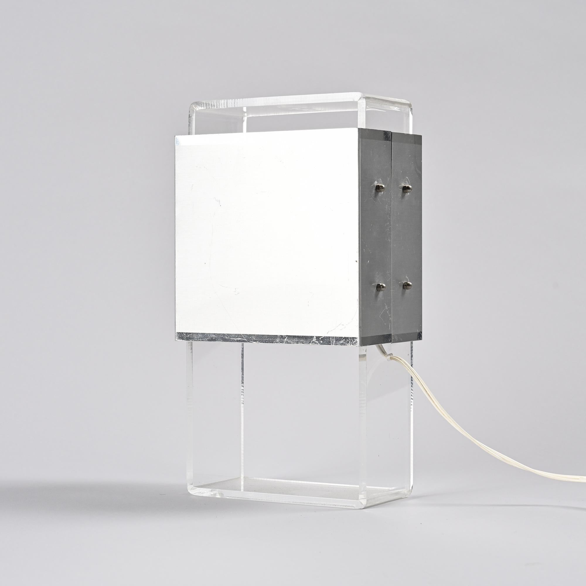Lampada da tavolo in alluminio spazzolato e plexiglass, circa 1970 in vendita 1