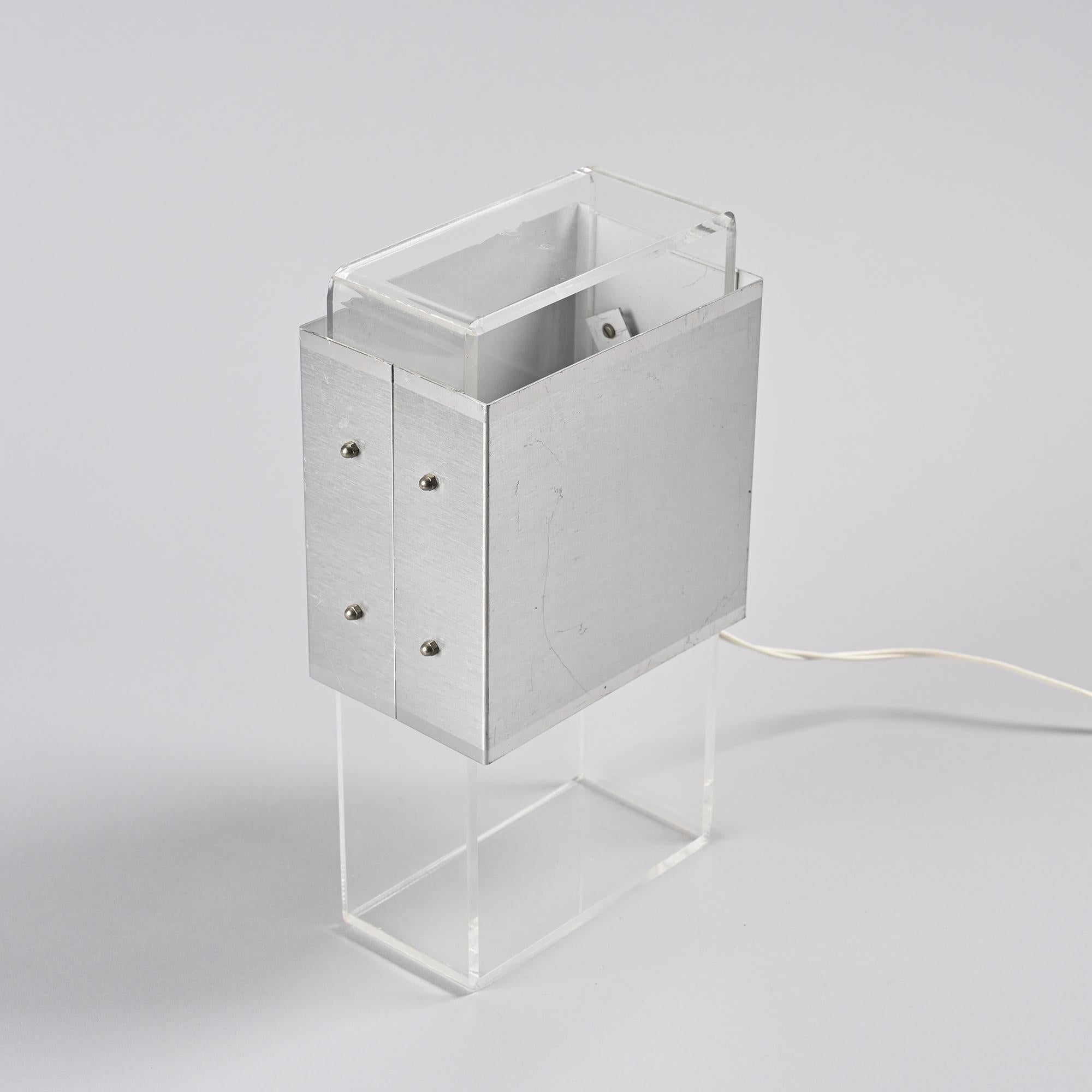 Lampada da tavolo in alluminio spazzolato e plexiglass, circa 1970 in vendita 2