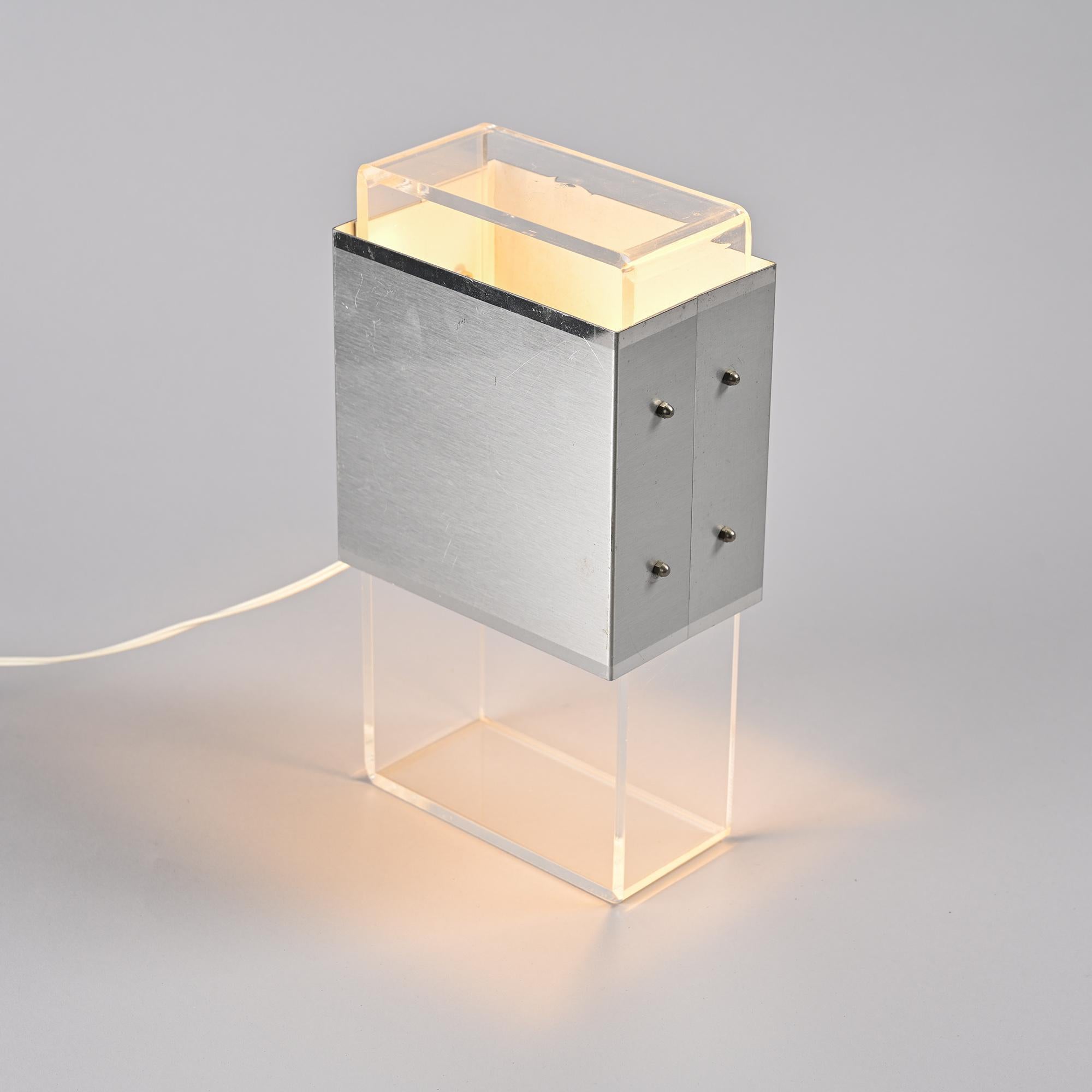Lampada da tavolo in alluminio spazzolato e plexiglass, circa 1970 in vendita