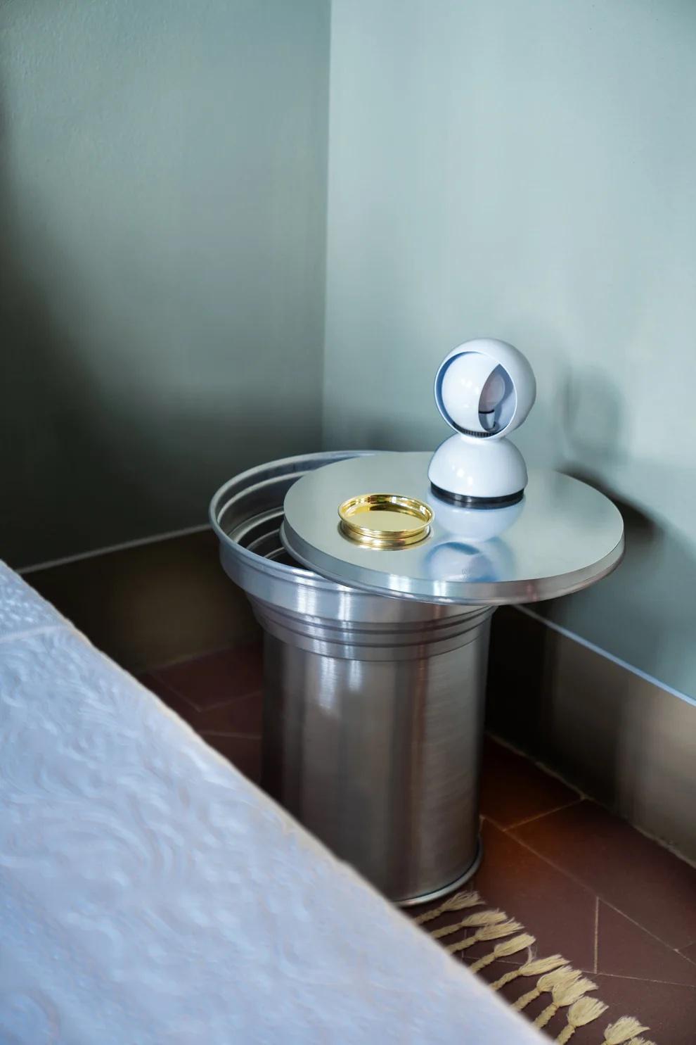 Table d'appoint Capitello en aluminium brossé, design minimaliste italien, en stock en vente 2