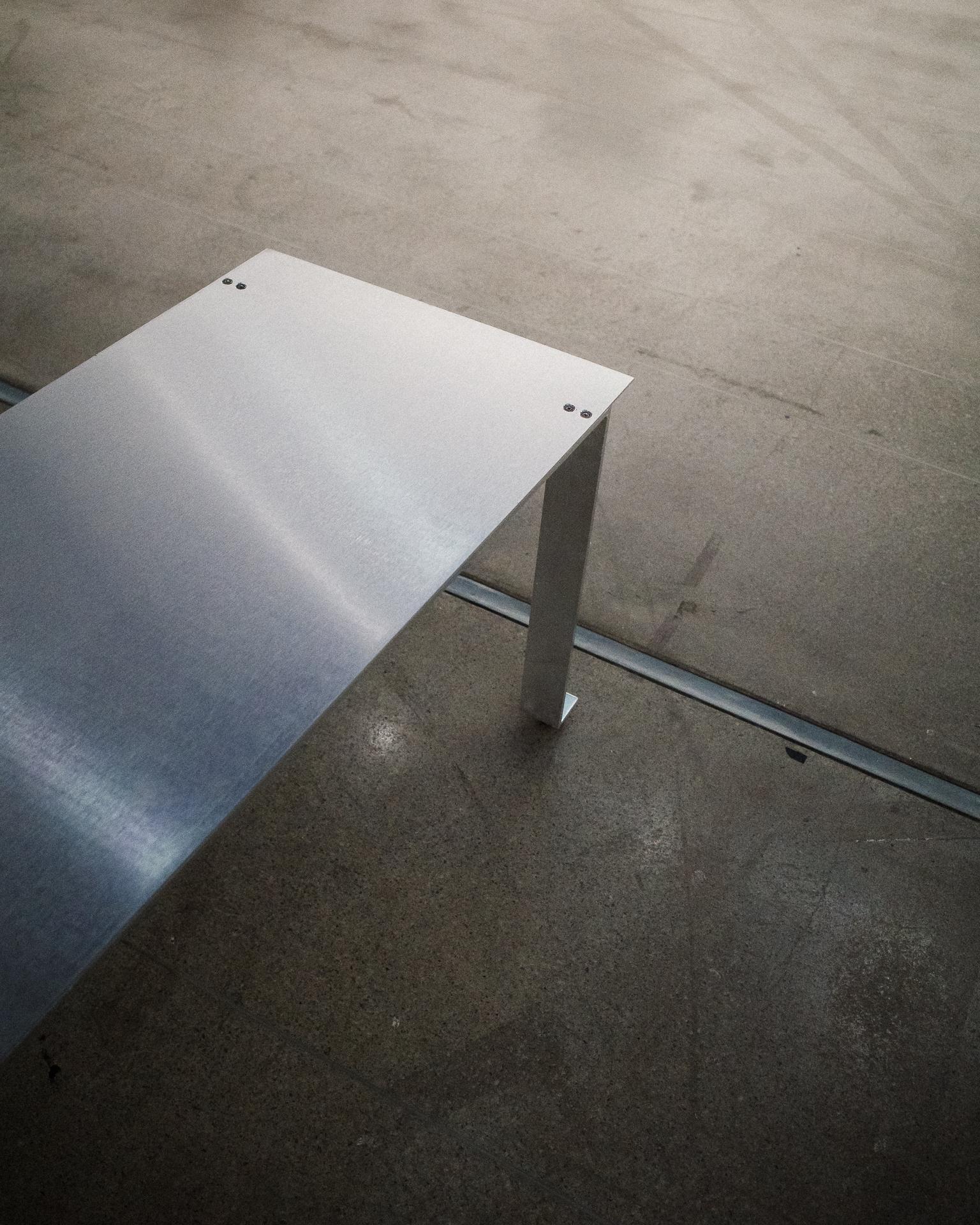 Industriel Banc CANTO en aluminium anodisé brossé de Luiz Solano, Brésil 2023 en vente