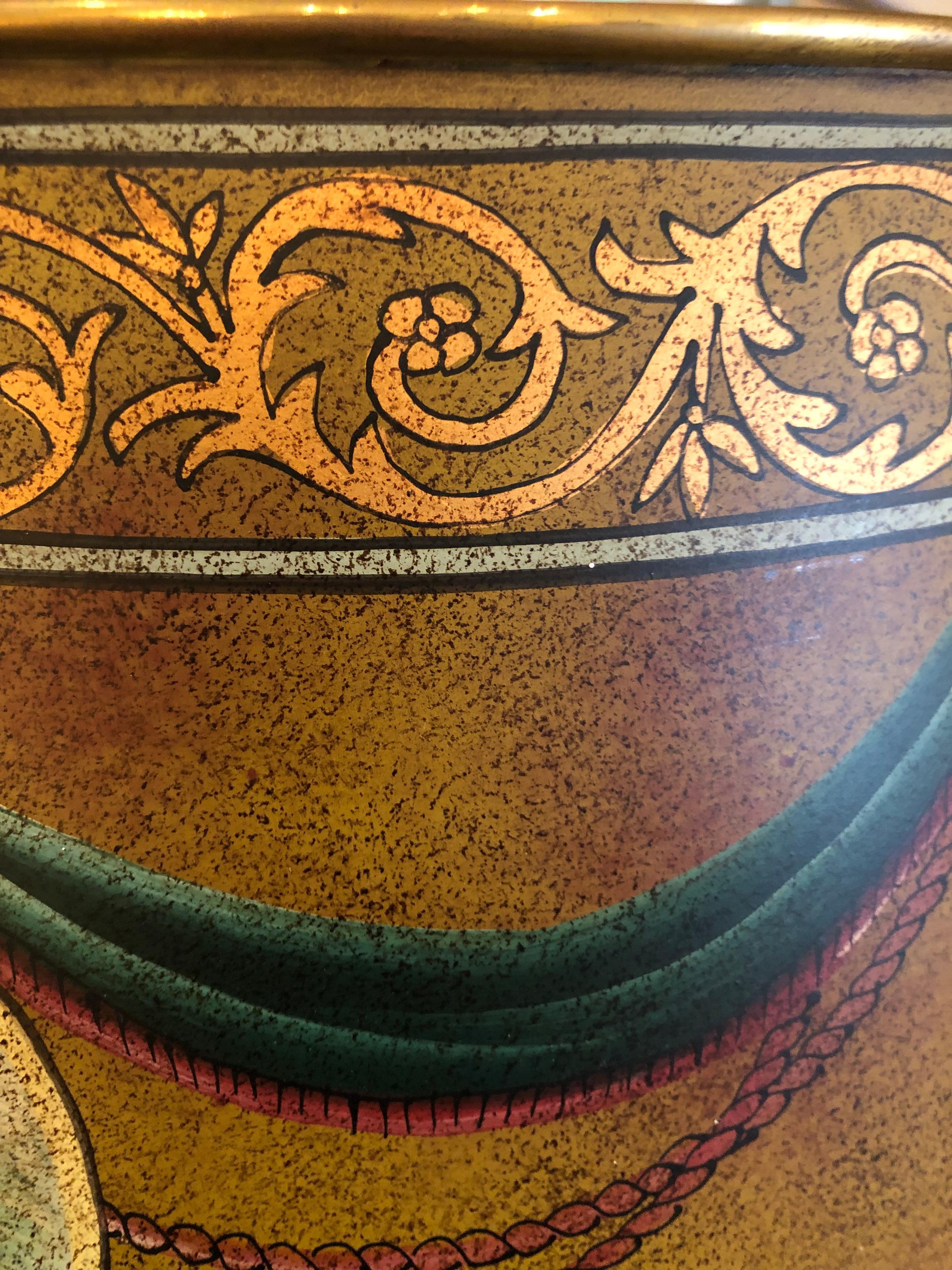 Lampe bouillotte en laiton brossé avec abat-jour en métal décoré de peinture Bon état - En vente à Hopewell, NJ