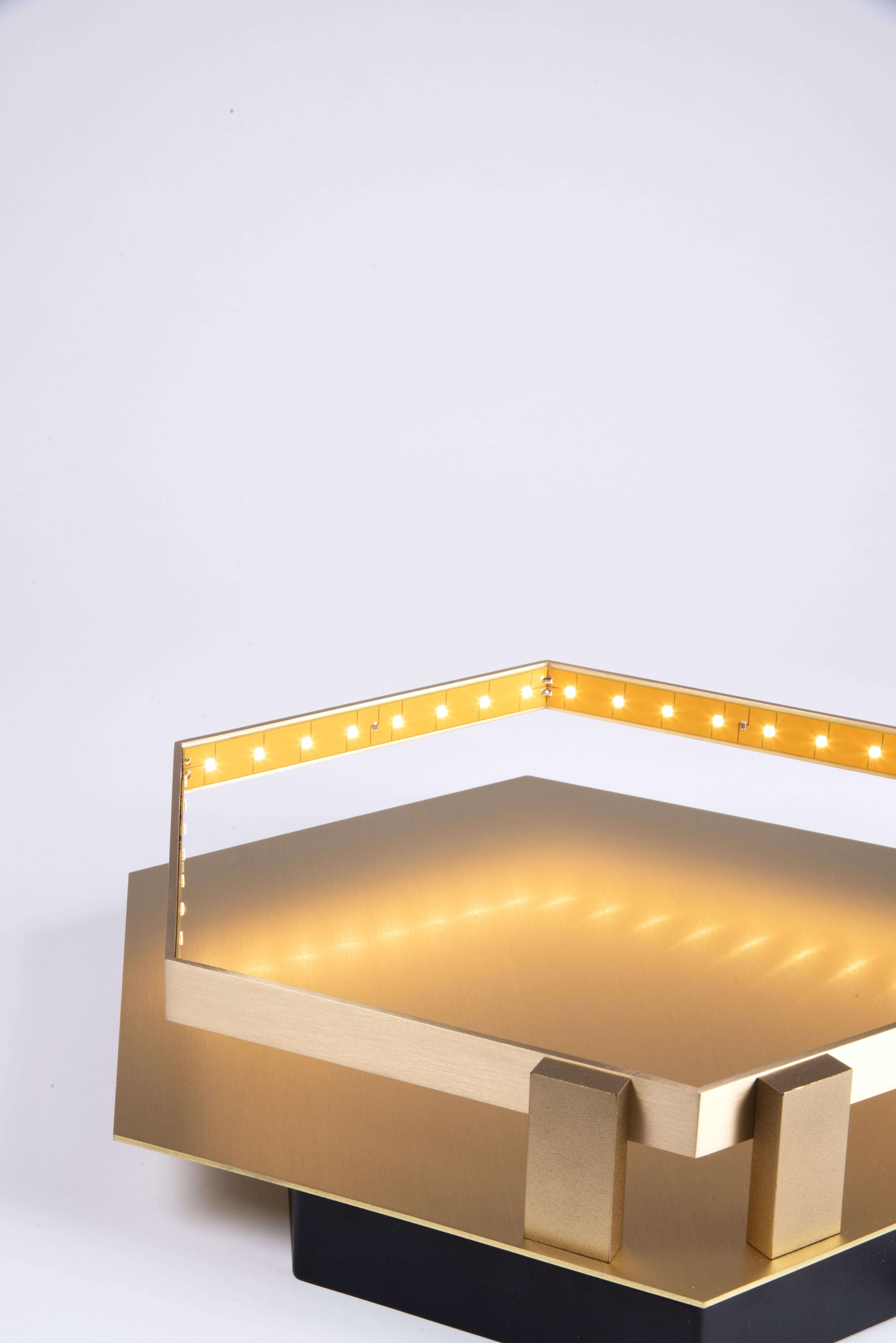 Postmoderno Lampada da parete Hexa in ottone spazzolato di Le Deun Luminaire in vendita
