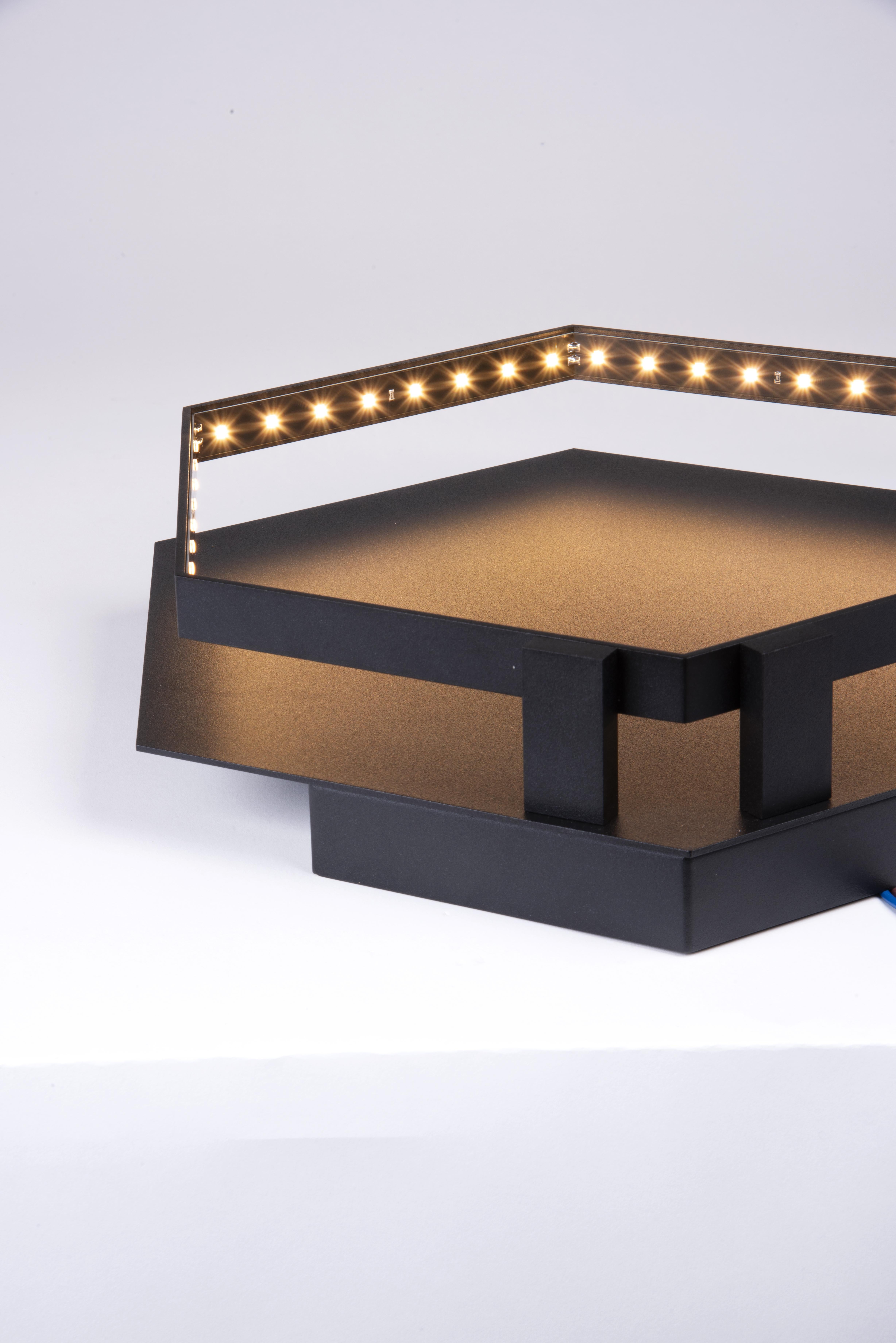 Francese Lampada da parete Hexa in ottone spazzolato di Le Deun Luminaire in vendita