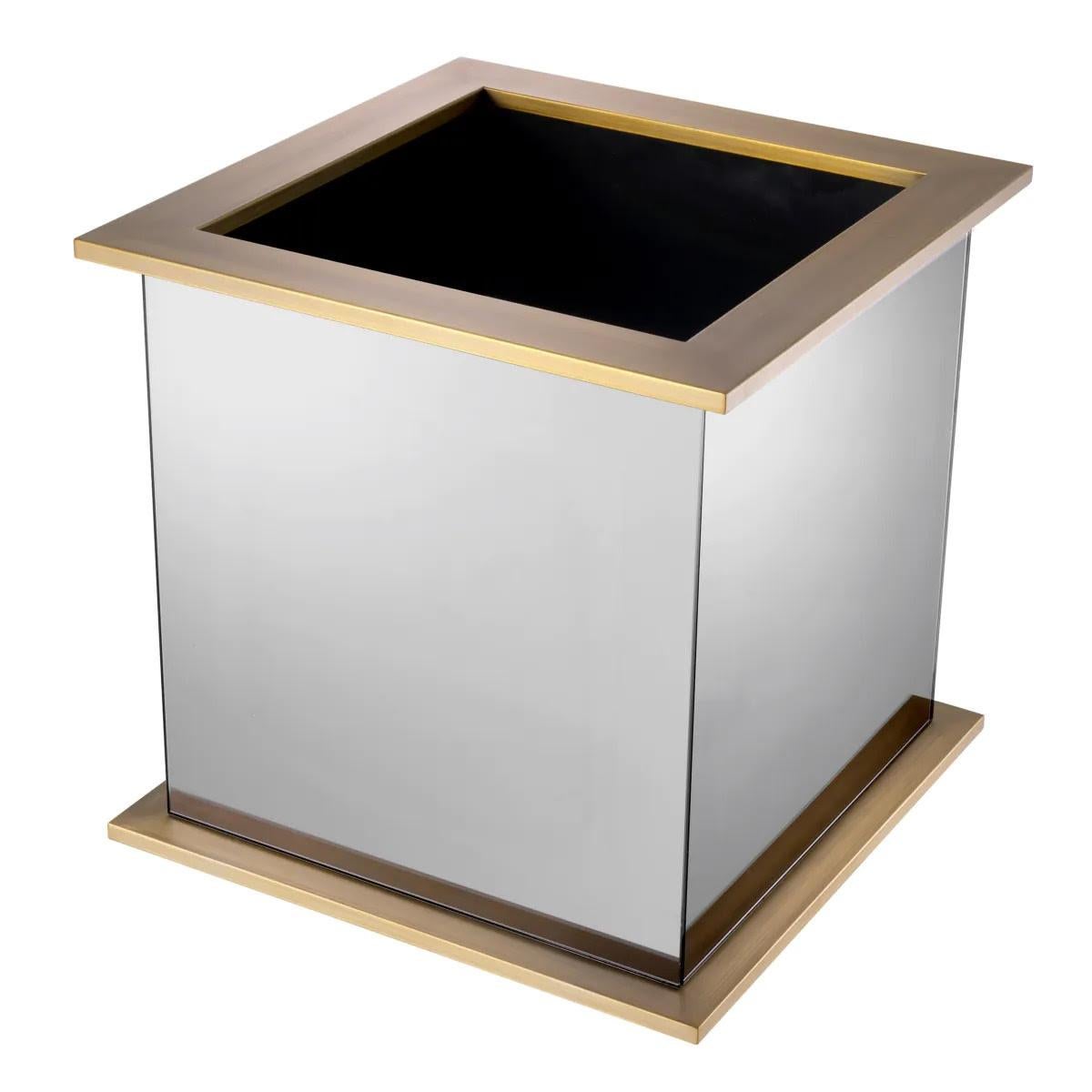Brushed brass planter with smoked mirrored glass, modern design.

This planter features smoked mirrored glass sides and a brushed brass base and rim.

L. 50  W. 50  H. 49 cm
Internal dimensions: 40 x 40 x H. 45 cm
