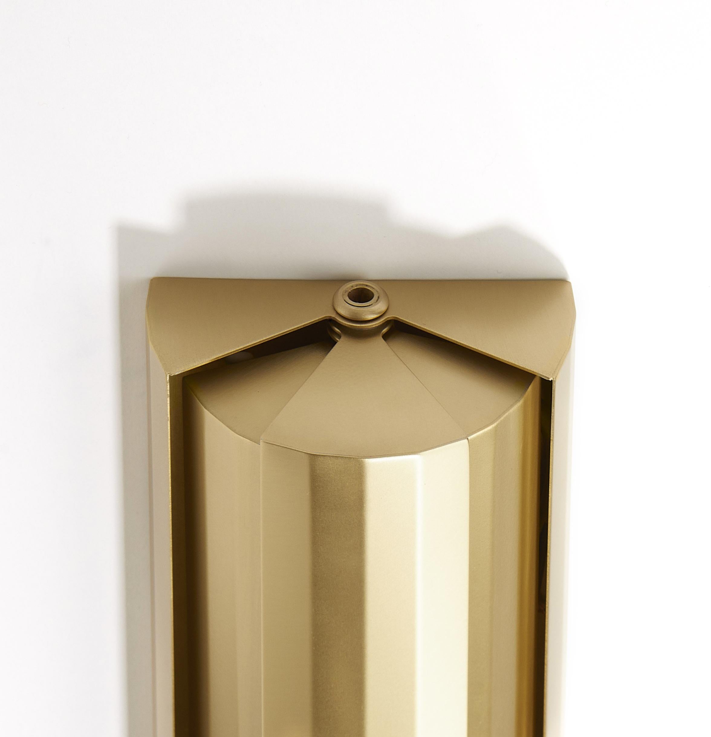 LETO 360 brushed Brass Wall Light with Mobile Fins In New Condition For Sale In PARIS, FR