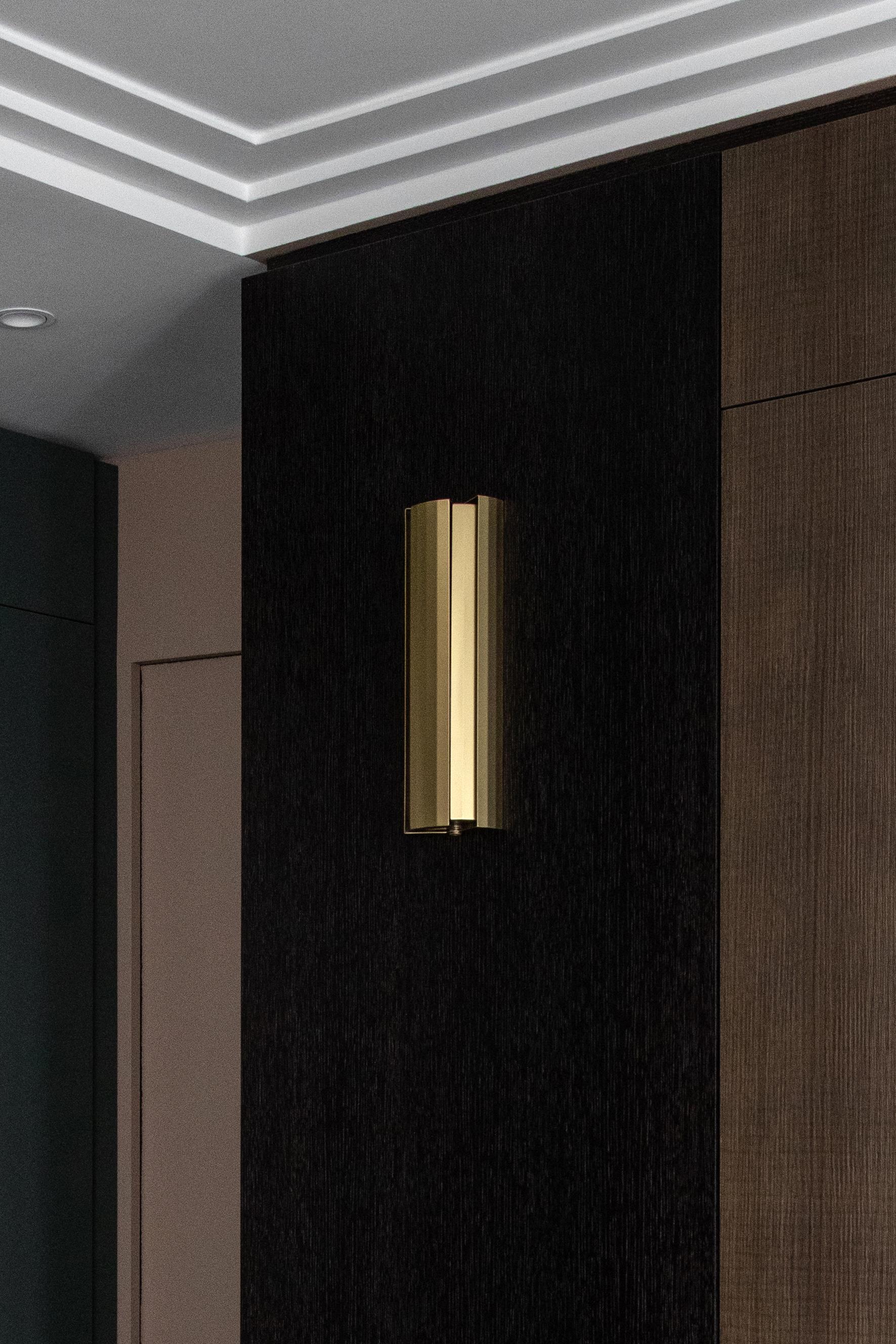 LETO 360 brushed Brass Wall Light with Mobile Fins For Sale 3