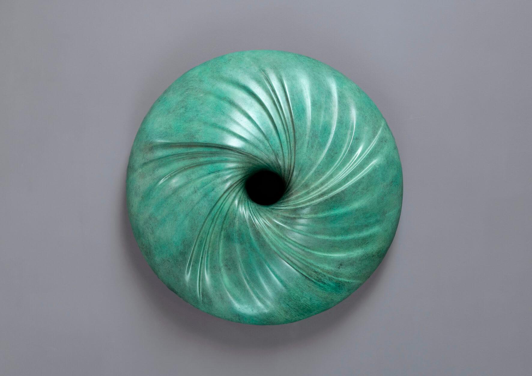 Scultura da parete Maelstrom in resina patinata Foundry di David Tragen
Dimensioni:  L. 49,5 x P. 49,5 x H. 9 cm
Materiali: Bronzo patinato di fonderia.
Peso: 15 kg.

Informazioni: Ha lasciato l'università con una laurea in International Business