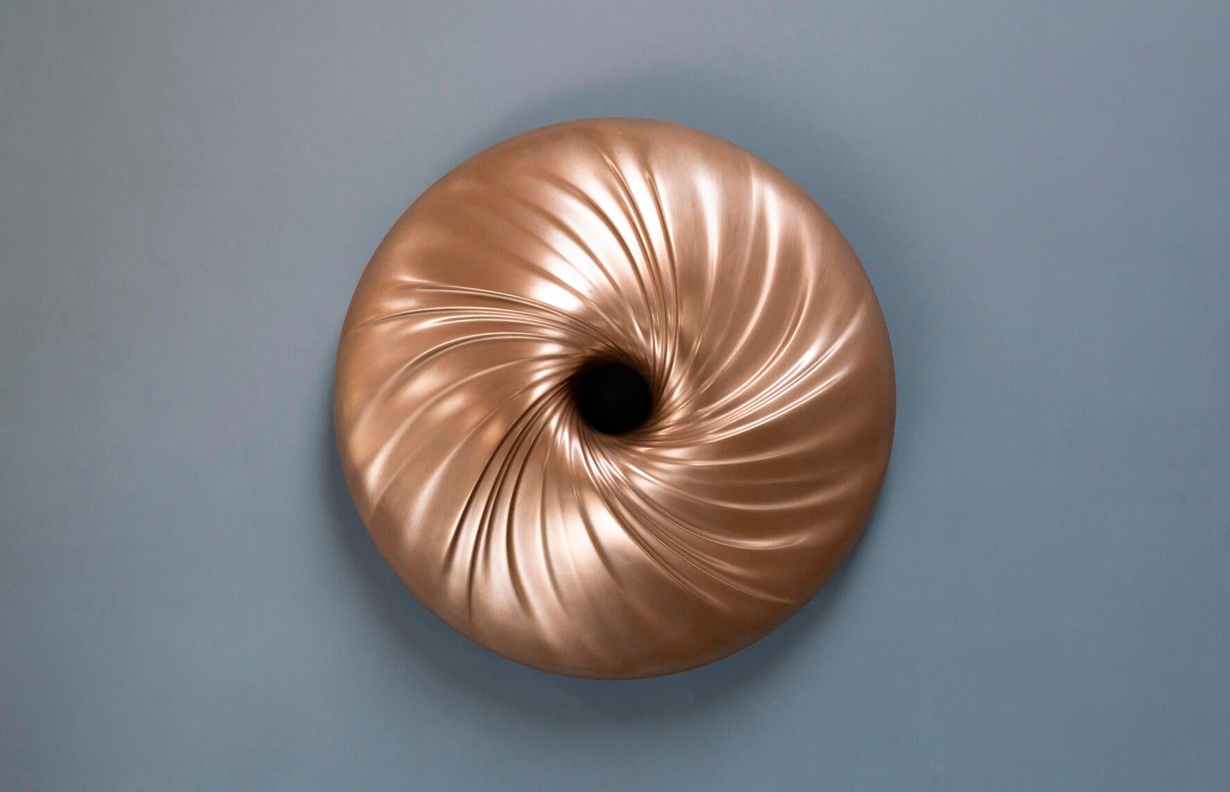 Gebürstete Bronze Harz Maelstrom Wandskulptur von David Tragen
Abmessungen:  B 49,5 x T 49,5 x H 9 cm
MATERIALIEN: Gebürstetes Bronzeharz.
Gewicht: 5 kg.

Über ihn: Er verließ die Universität 1994 mit einem Abschluss in International Business, hatte