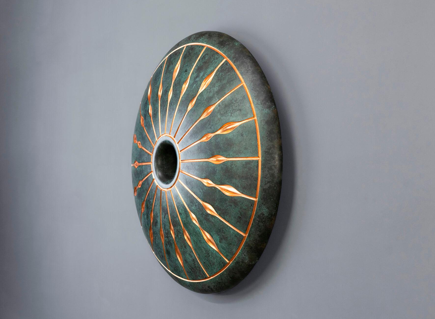 Gebürstete Bronze Harz Maelstrom Wandskulptur von David Tragen (21. Jahrhundert und zeitgenössisch) im Angebot