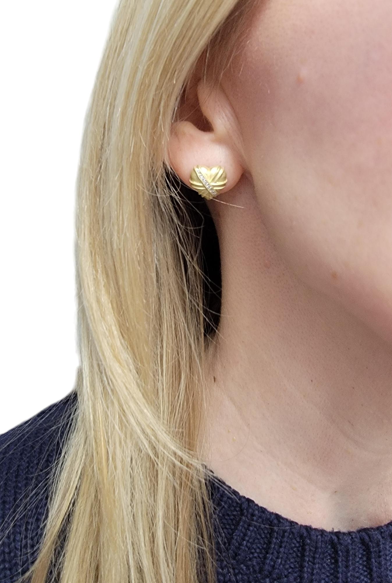 Brushed Finish 18 Karat Yellow Gold Textured Heart Earrings with Round Diamonds For Sale 1