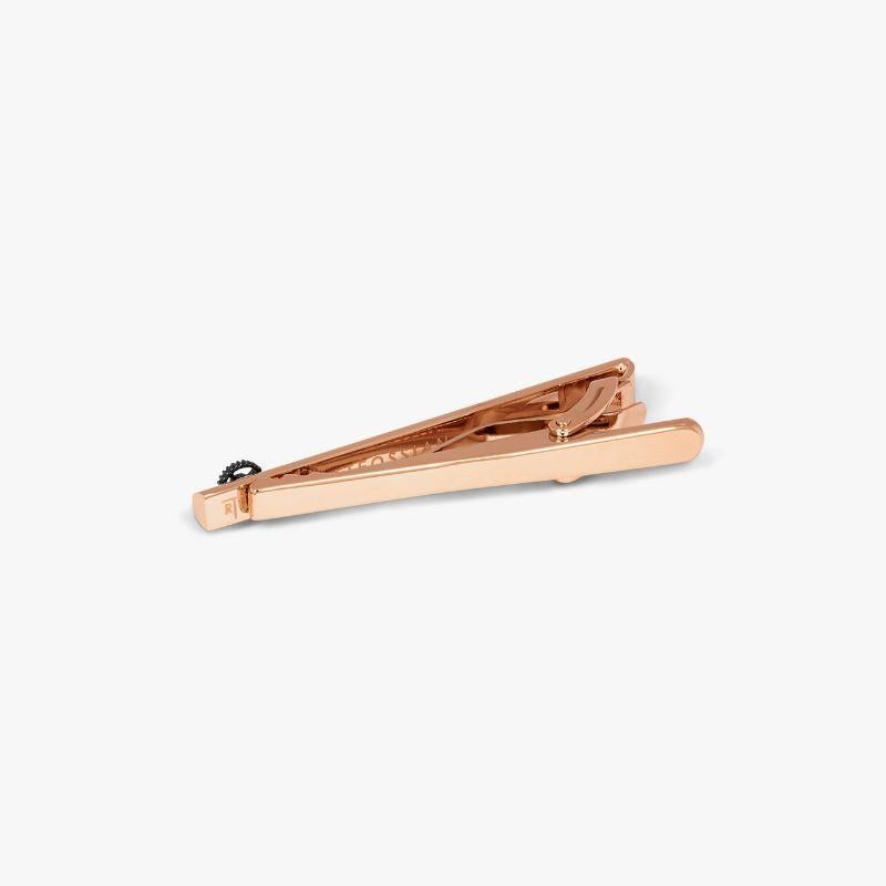 Pince à cravate en acier brossé avec finition or rose

Une simple roue dentée, soigneusement montée à l'extrémité de notre pince à cravate hautement polie, crée une amusante sensation de mouvement à ajouter à votre look. L'engrenage est serti de
