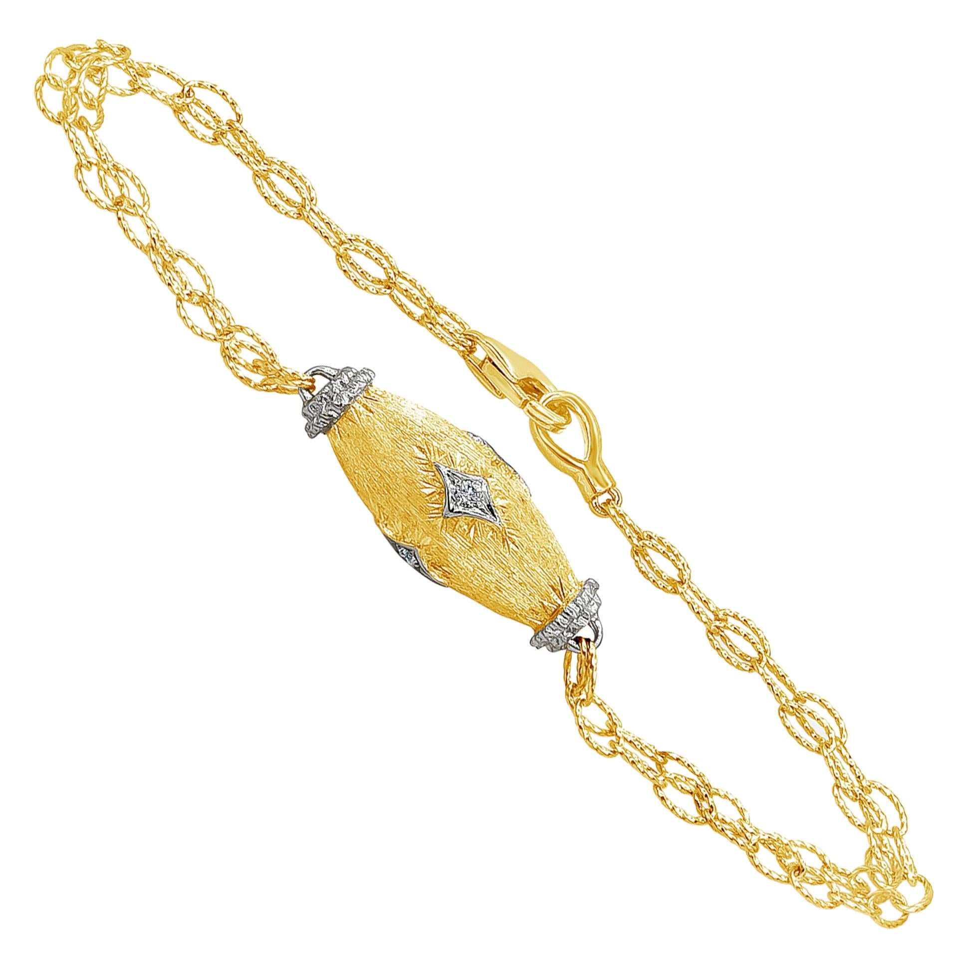 Bracelet en or jaune brossé avec diamants ronds brillants de 0,10 carat au total en vente