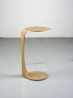 Tavolino a forma di foglia in oro spazzolato, design contemporaneo, prodotto in Italia