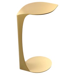 Tavolino a forma di foglia in oro spazzolato, design contemporaneo, prodotto in Italia