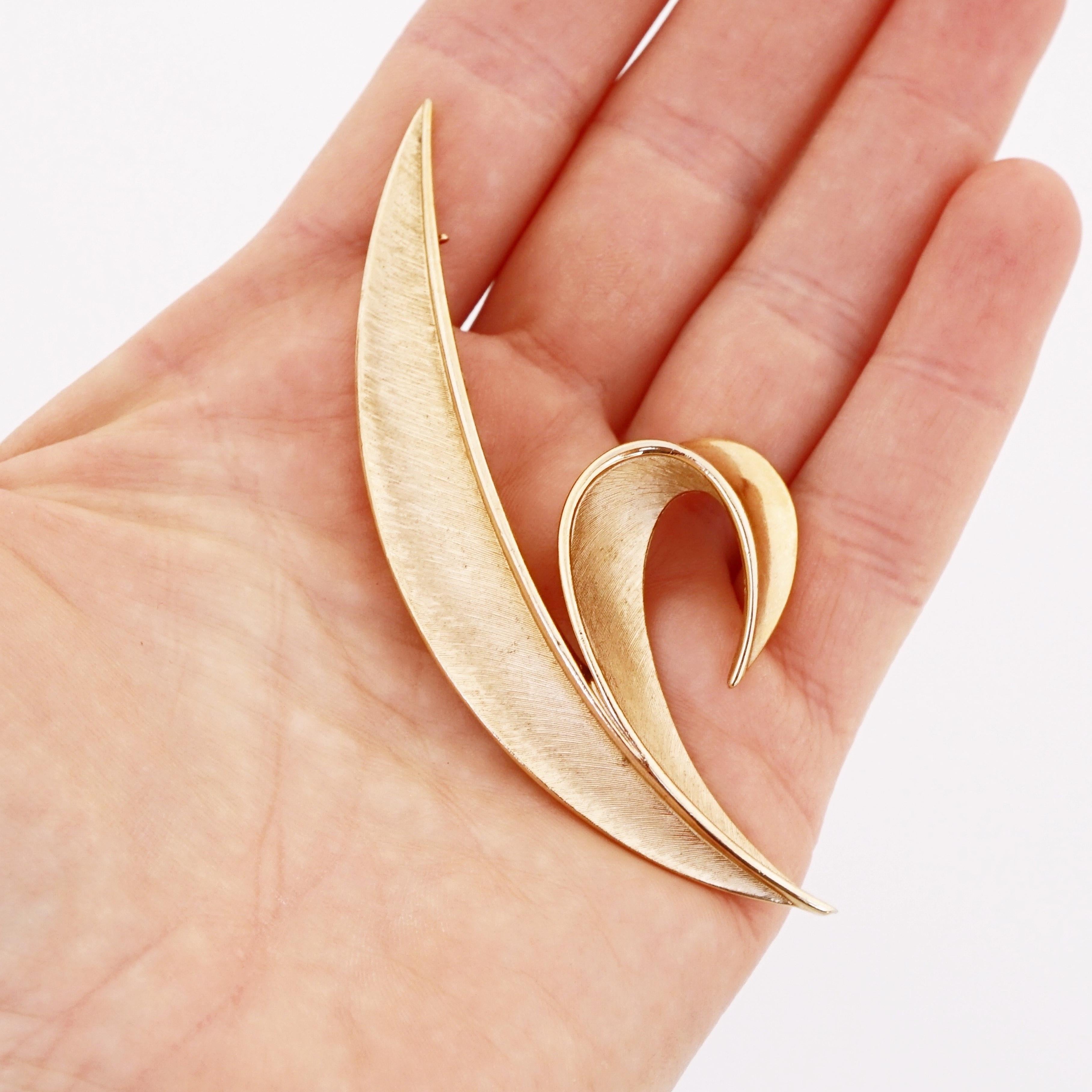 Brushed Gold Split Leaf Brooch By Crown Trifari, 1960s In Good Condition In McKinney, TX