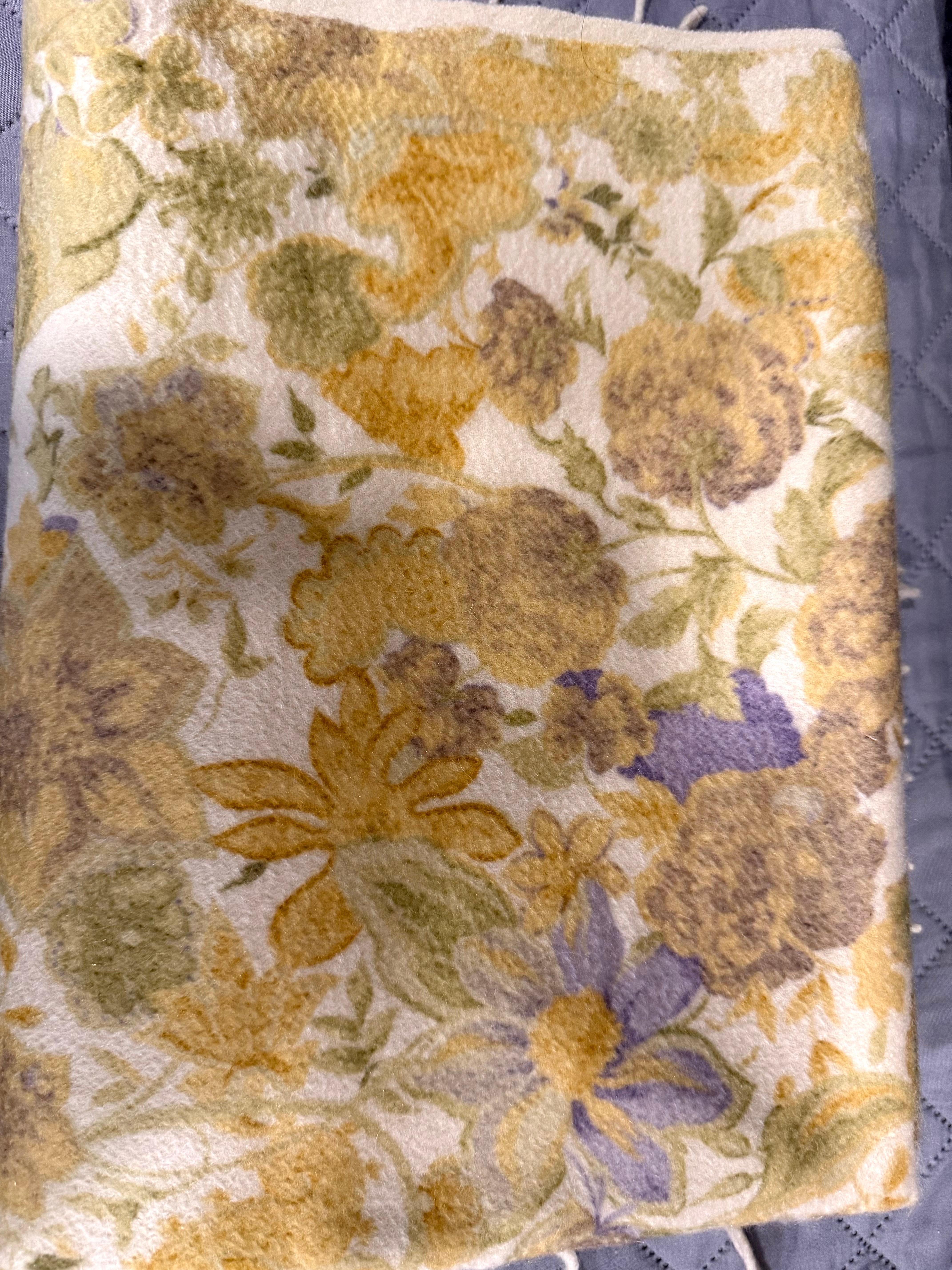  Chal/toalla/pañuelo largo con flecos, 100 % cachemira
Marca Loro Piana
Fabricado en Italia
Descripción
Tamaño 77 pulgadas de largo y 28 