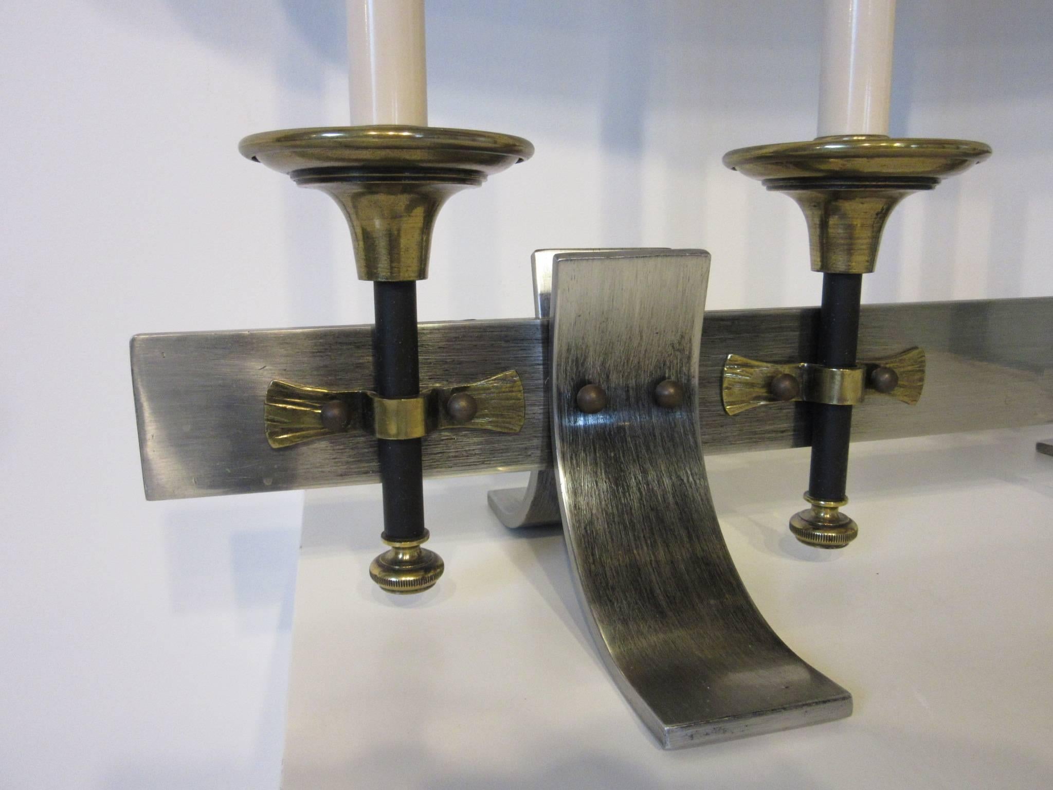 Mid-Century Modern Lampe de table en laiton/métal brossé dans le style de Stiffel et Parzinger en vente