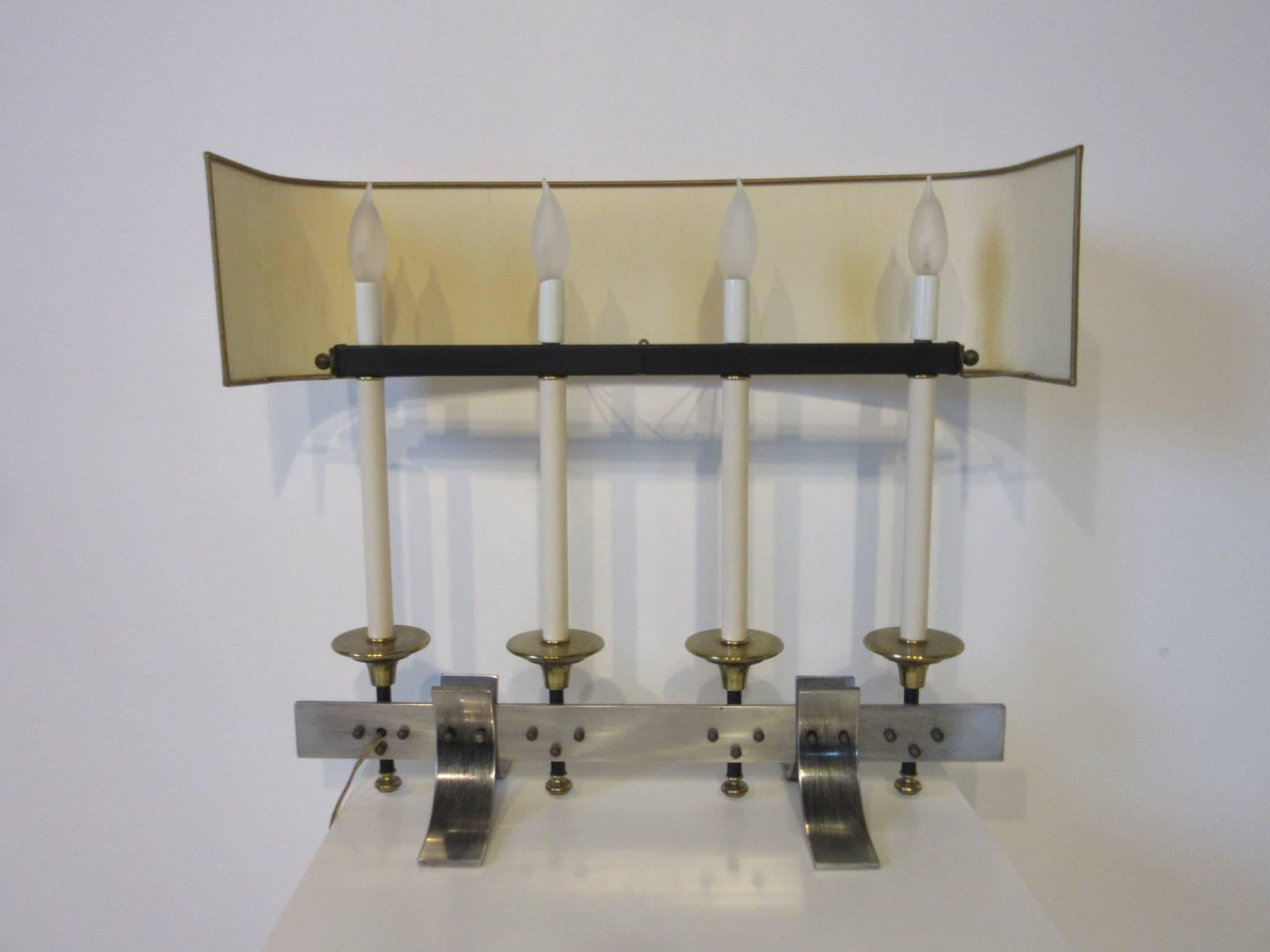 Américain Lampe de table en laiton/métal brossé dans le style de Stiffel et Parzinger en vente