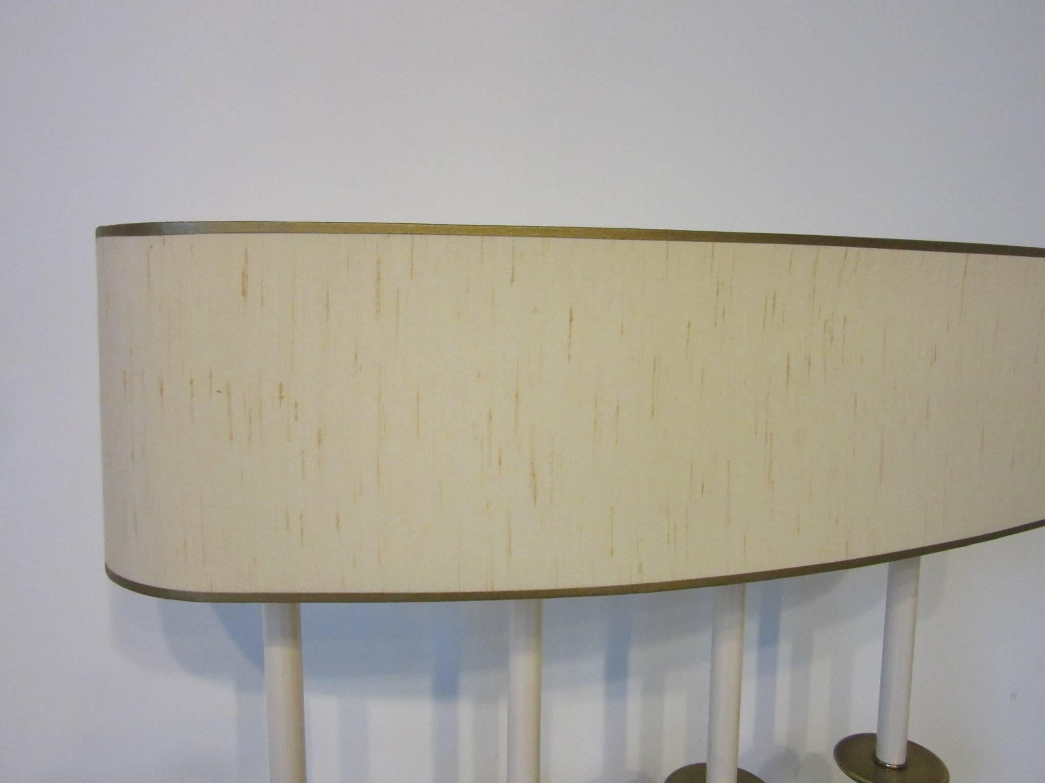 Lampe de table en laiton/métal brossé dans le style de Stiffel et Parzinger Bon état - En vente à Cincinnati, OH