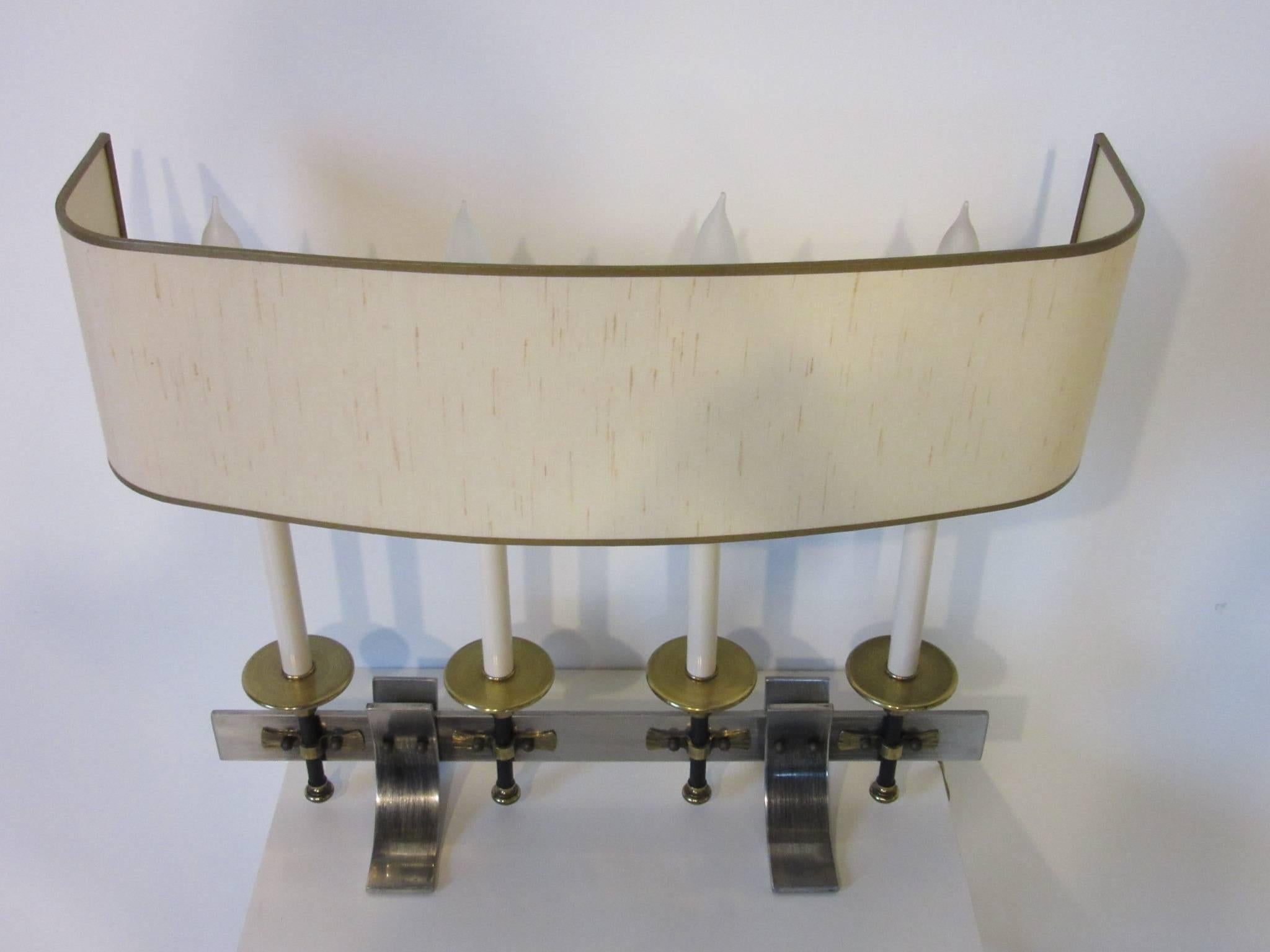 20ième siècle Lampe de table en laiton/métal brossé dans le style de Stiffel et Parzinger en vente