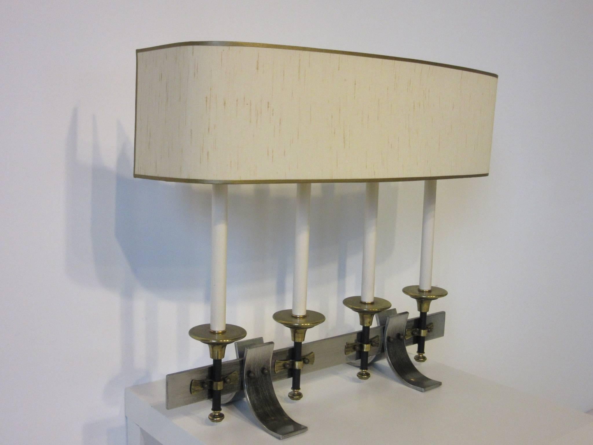 Laiton Lampe de table en laiton/métal brossé dans le style de Stiffel et Parzinger en vente