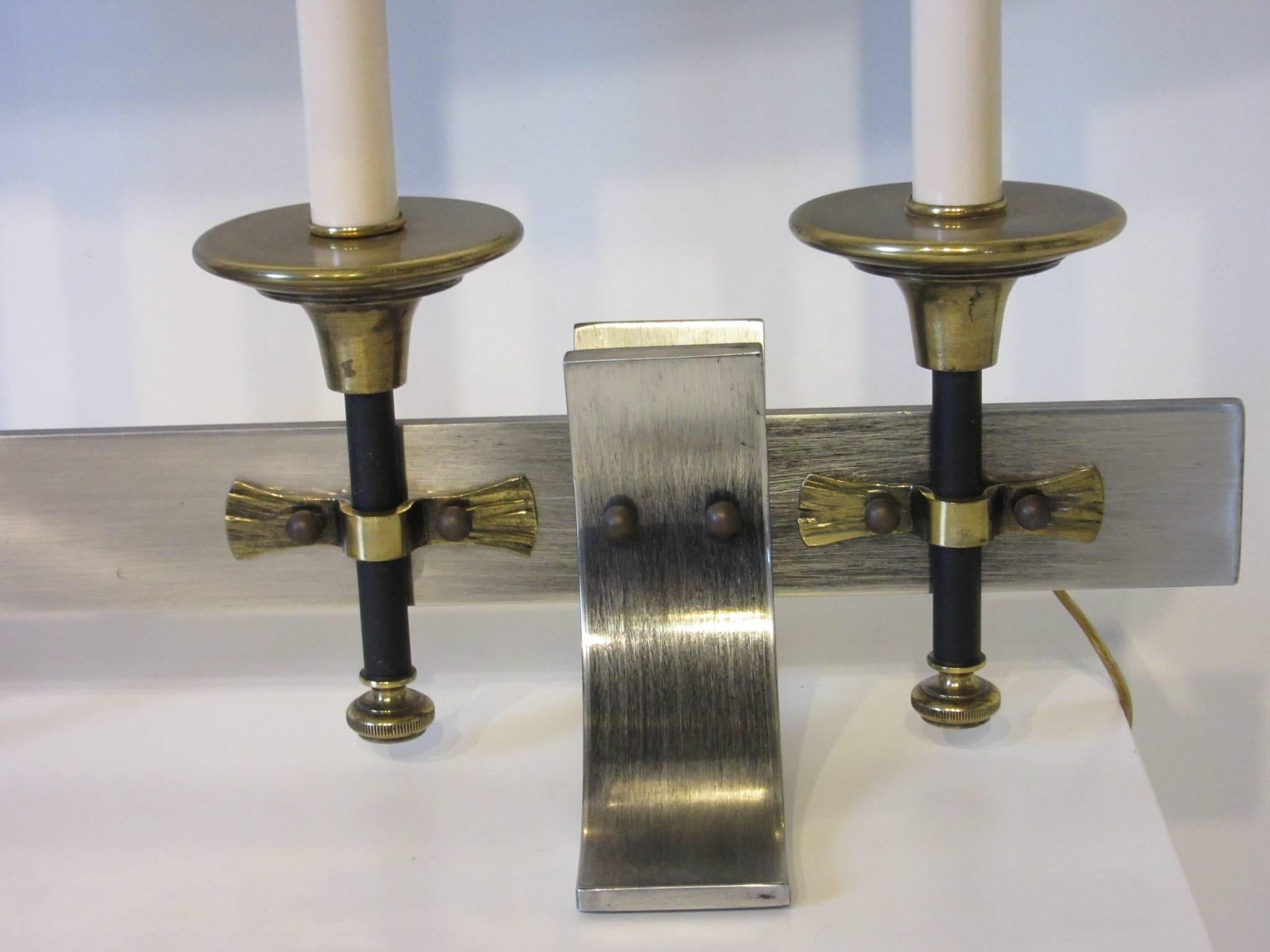 Lampe de table en laiton/métal brossé dans le style de Stiffel et Parzinger en vente 1