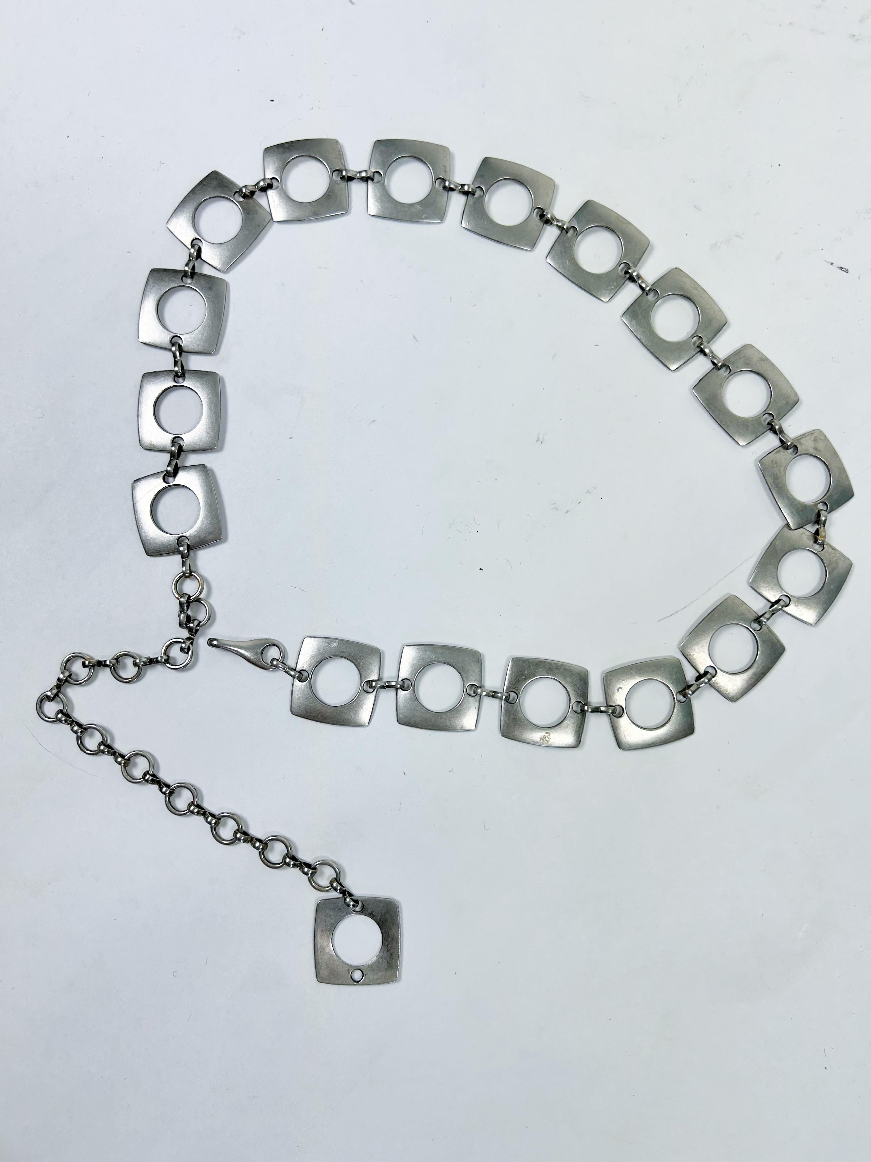 Circa 1968-1972
Francia
Prototipo di cintura di Paco Rabanne (attribuito a) con dischi in metallo spazzolato risalente alla fine degli anni Sessanta. Grandi maglie quadrate con grandi perforazioni circolari, collegate da ganci fatti a mano. Cintura