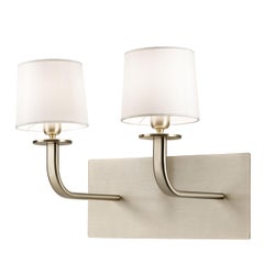 Aplique de 2 luces con pantallas de metal cepillado y tela blanca