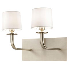 Aplique de 2 luces con pantallas de metal cepillado y tela blanca