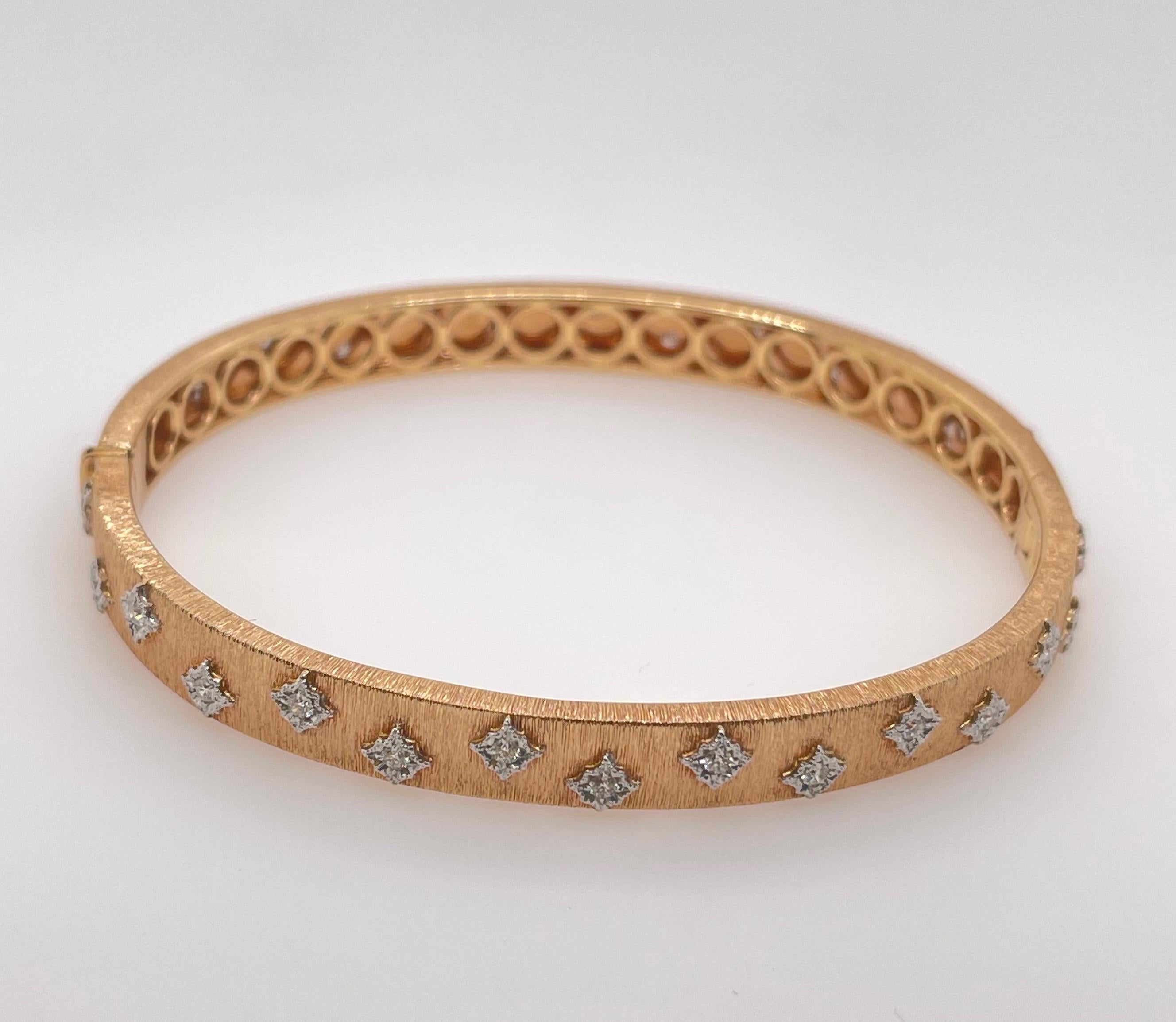 Armreif aus gebürstetem Roségold und Diamant 
30 runde Brillanten = 0,48ct 
18kt Roségold
