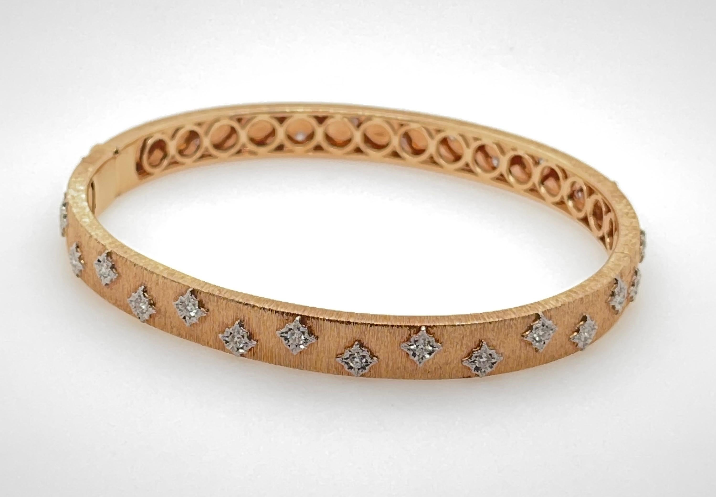 Armreif aus gebürstetem Roségold und Diamanten im Angebot 1
