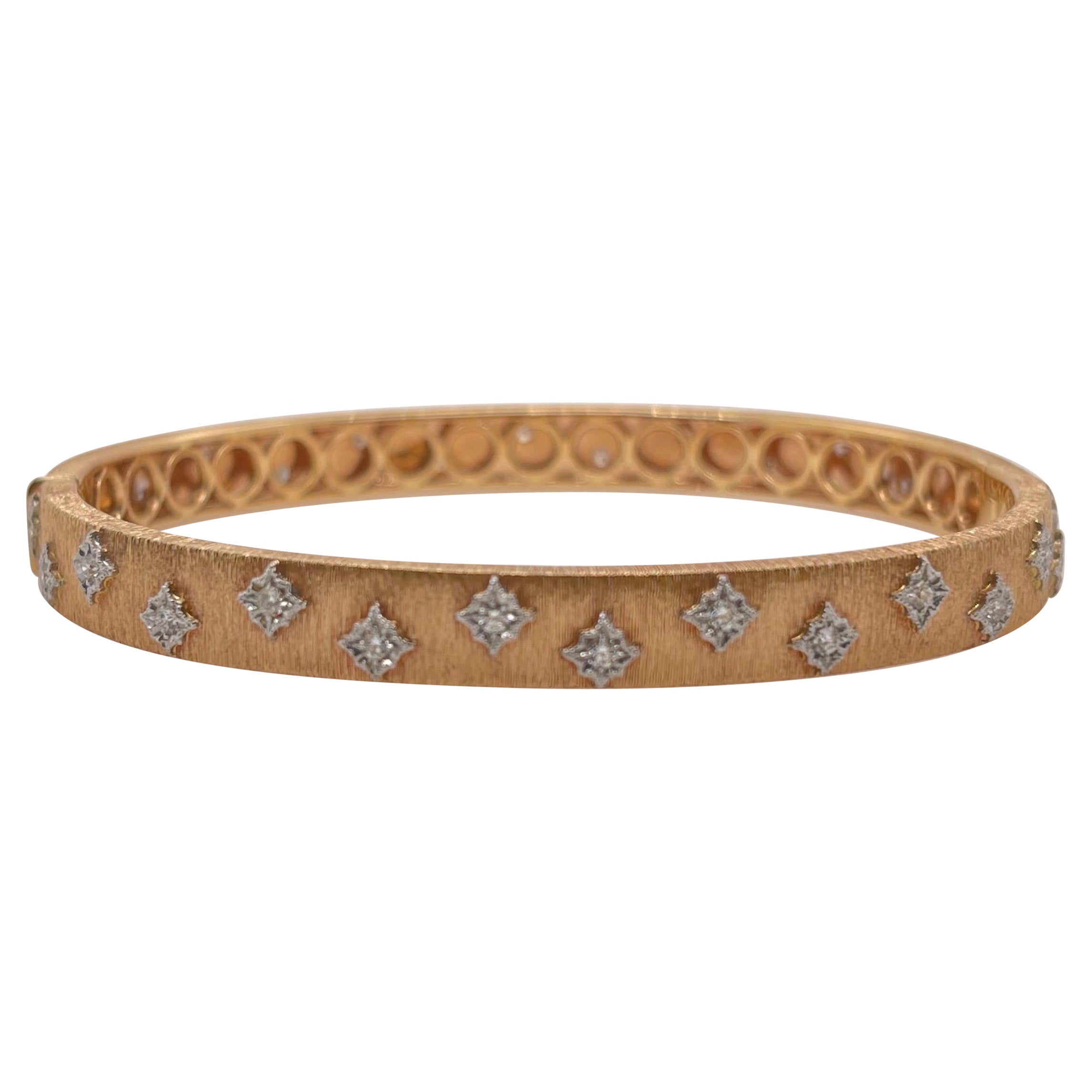 Armreif aus gebürstetem Roségold und Diamanten im Angebot
