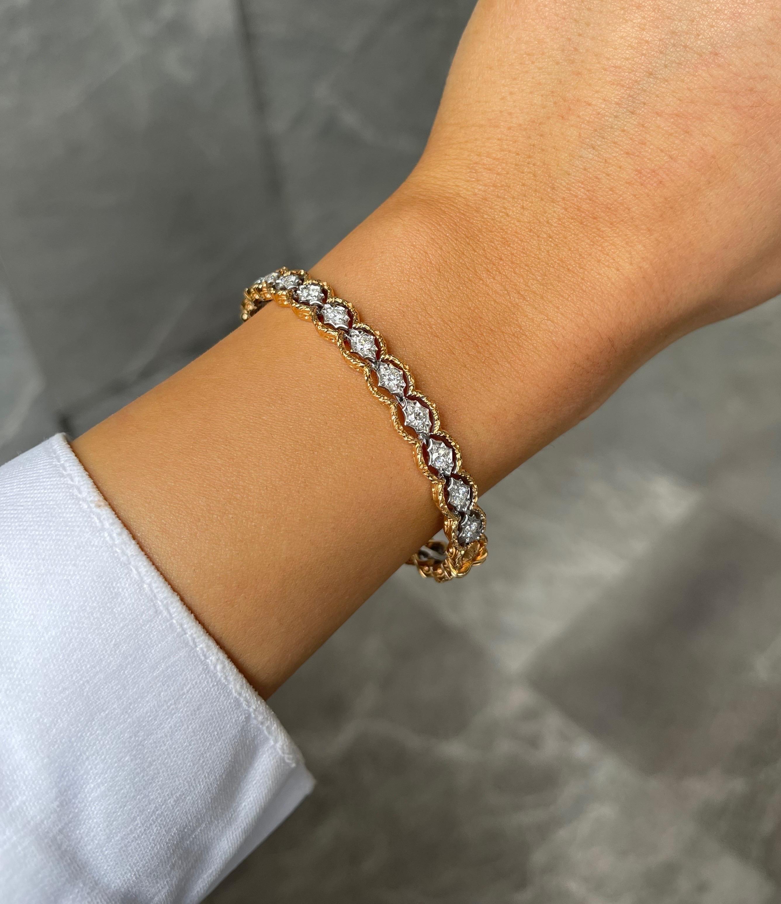 Taille ronde Bracelet jonc à charnière en or rose brossé avec diamants ronds et or blanc en vente