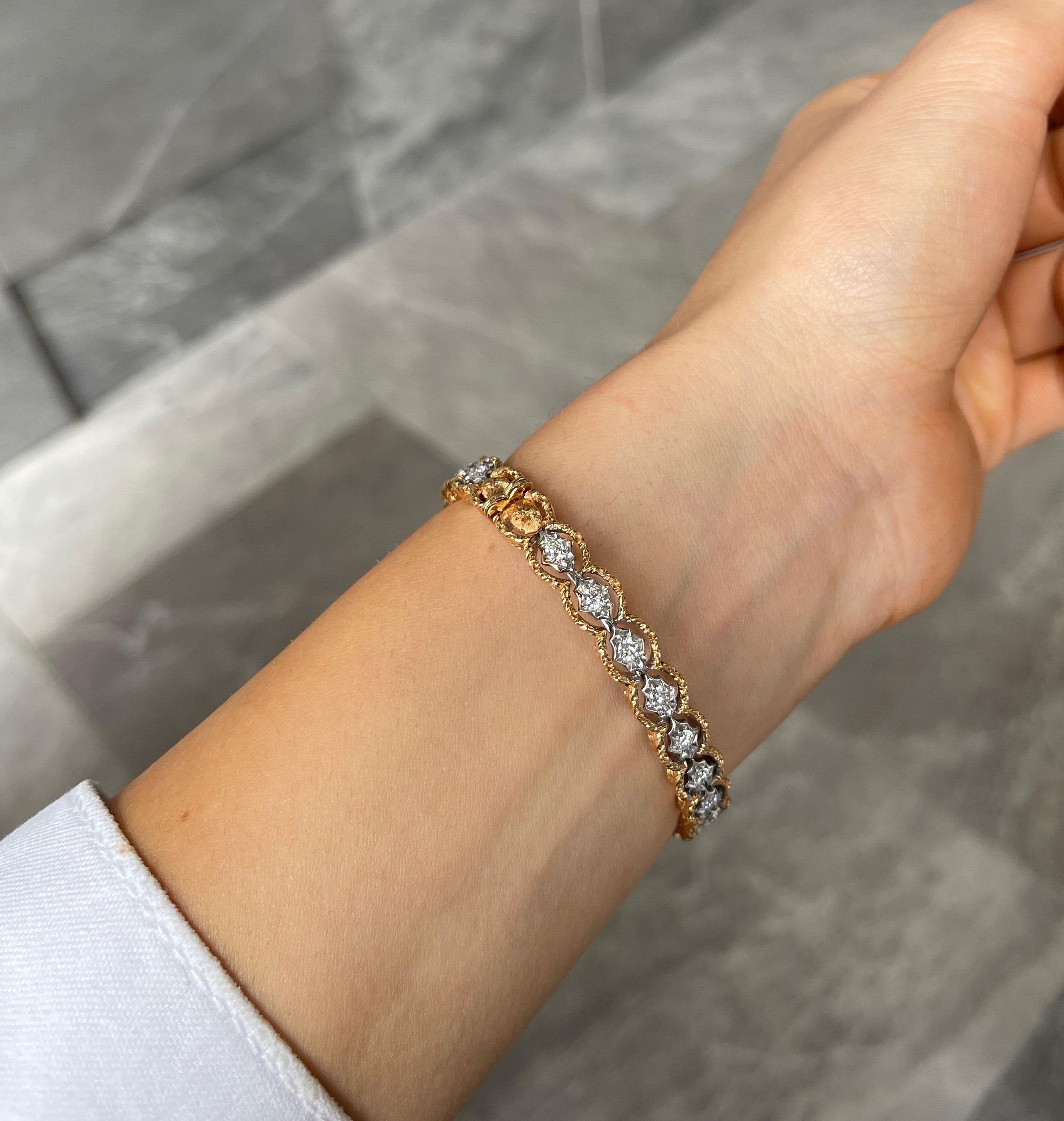 Bracelet jonc à charnière en or rose brossé avec diamants ronds et or blanc Neuf - En vente à Toronto, CA
