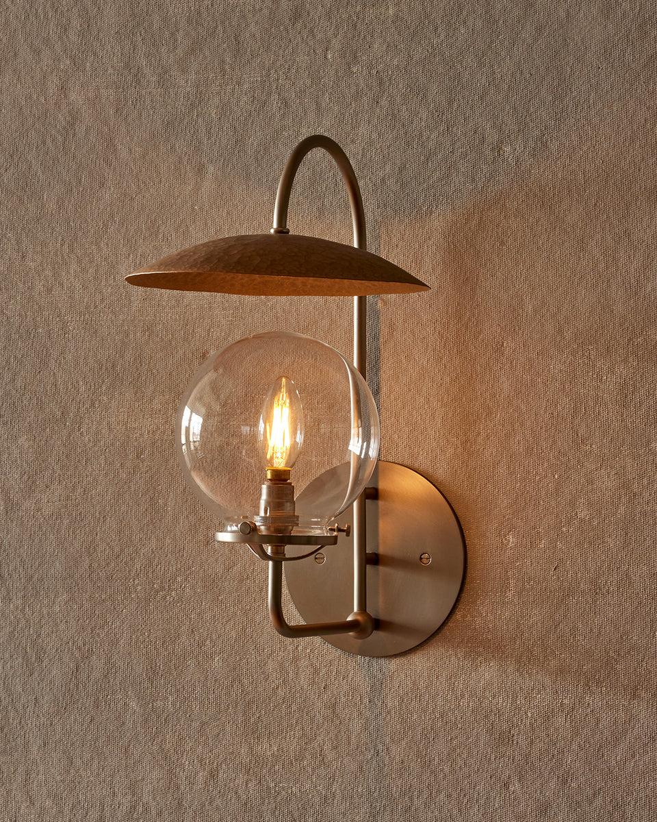 Wandleuchter Mia aus gebürstetem Satin-Nickel und gehämmerter Bronze (Moderne) im Angebot