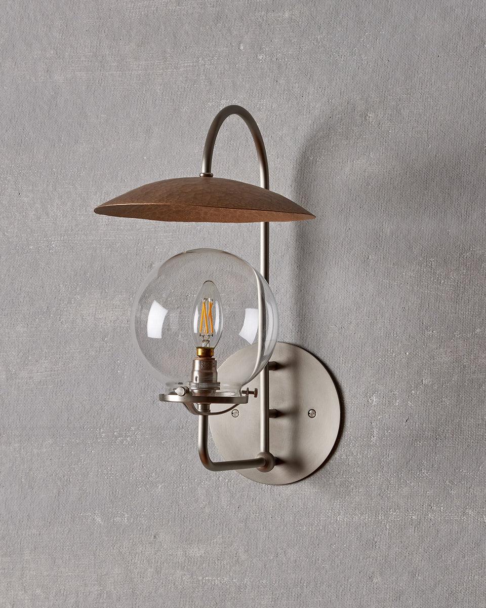 Wandleuchter Mia aus gebürstetem Satin-Nickel und gehämmerter Bronze (amerikanisch) im Angebot