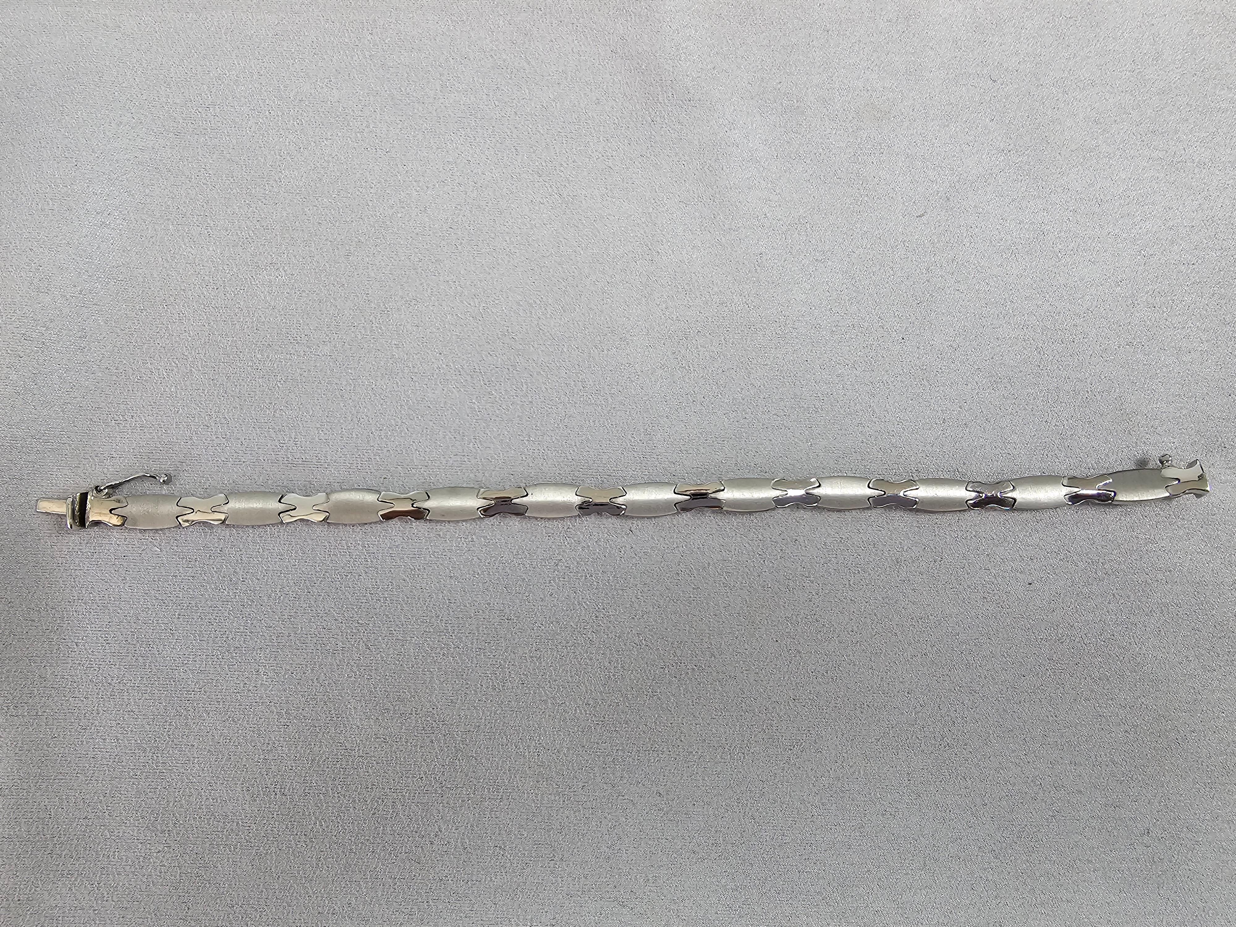 Bracelet à maillons en X en or blanc 14k, satin brossé et poli Neuf - En vente à Sugar Land, TX