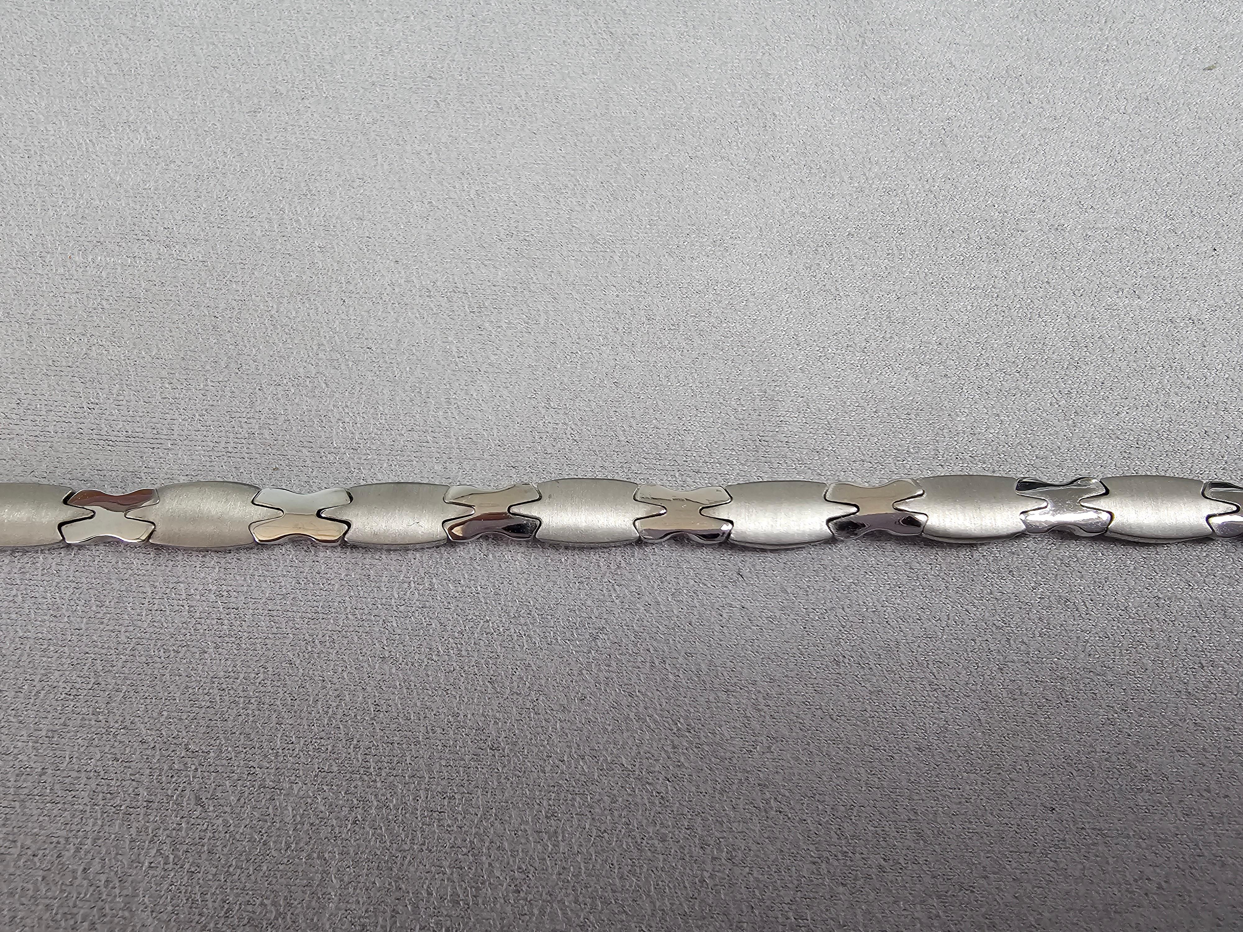 Bracelet à maillons en X en or blanc 14k, satin brossé et poli Unisexe en vente