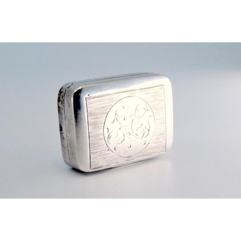 European Brushed silver and gold lidded vinaigrette box from the George III period For Sale